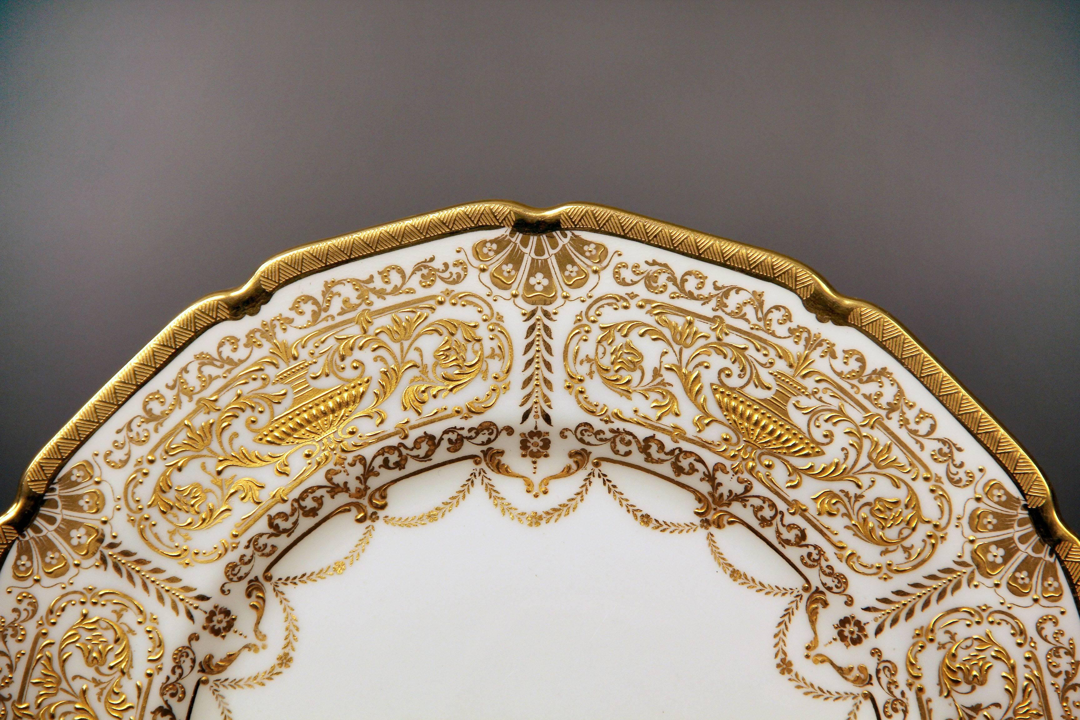 Belle Époque Beautiful Set of 12 Early 20th Century English Royal Doulton Plates For Sale