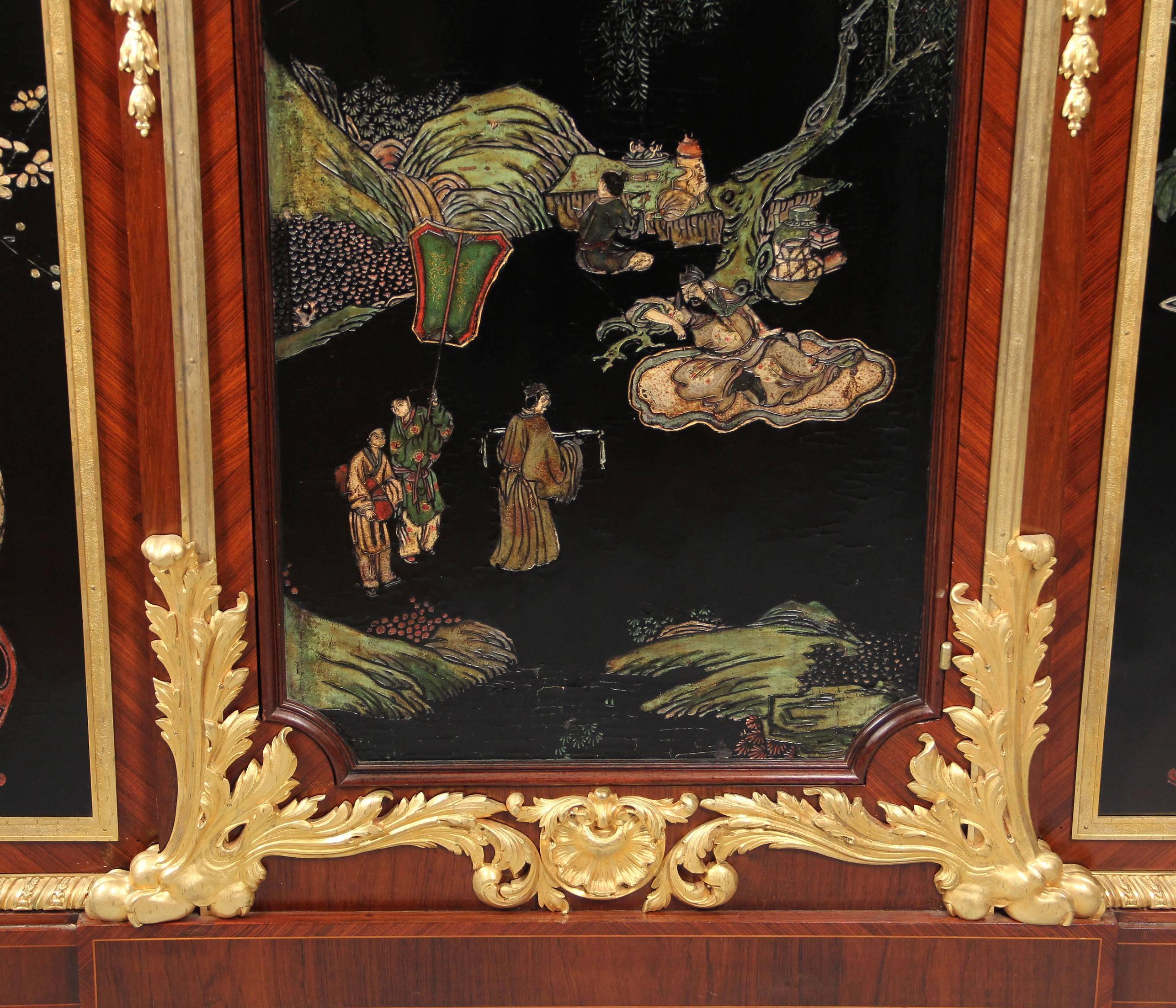 Schöner vergoldeter Bronzeschrank aus dem späten 19. Jahrhundert im Louis-XVI-Stil mit Coromandel-Lackierung

Von Maison Forest.

Marmorplatte über einer bronzenen Schublade, Schrank mit drei lackierten Coromandel-Szenen, die mittlere Tür lässt