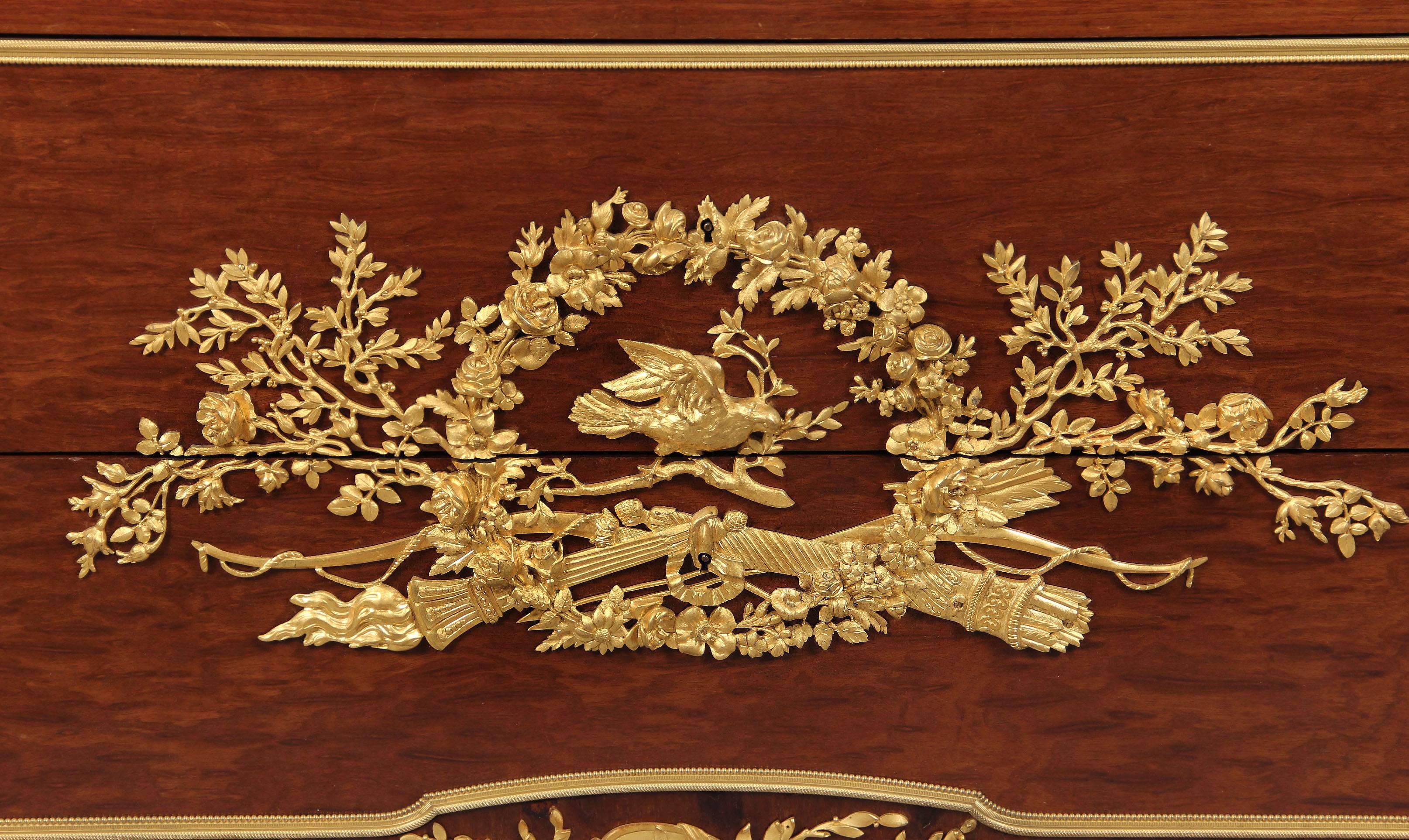 Belle Époque Fantastique commode montée en bronze doré de la fin du XIXe siècle par Franois Linke en vente