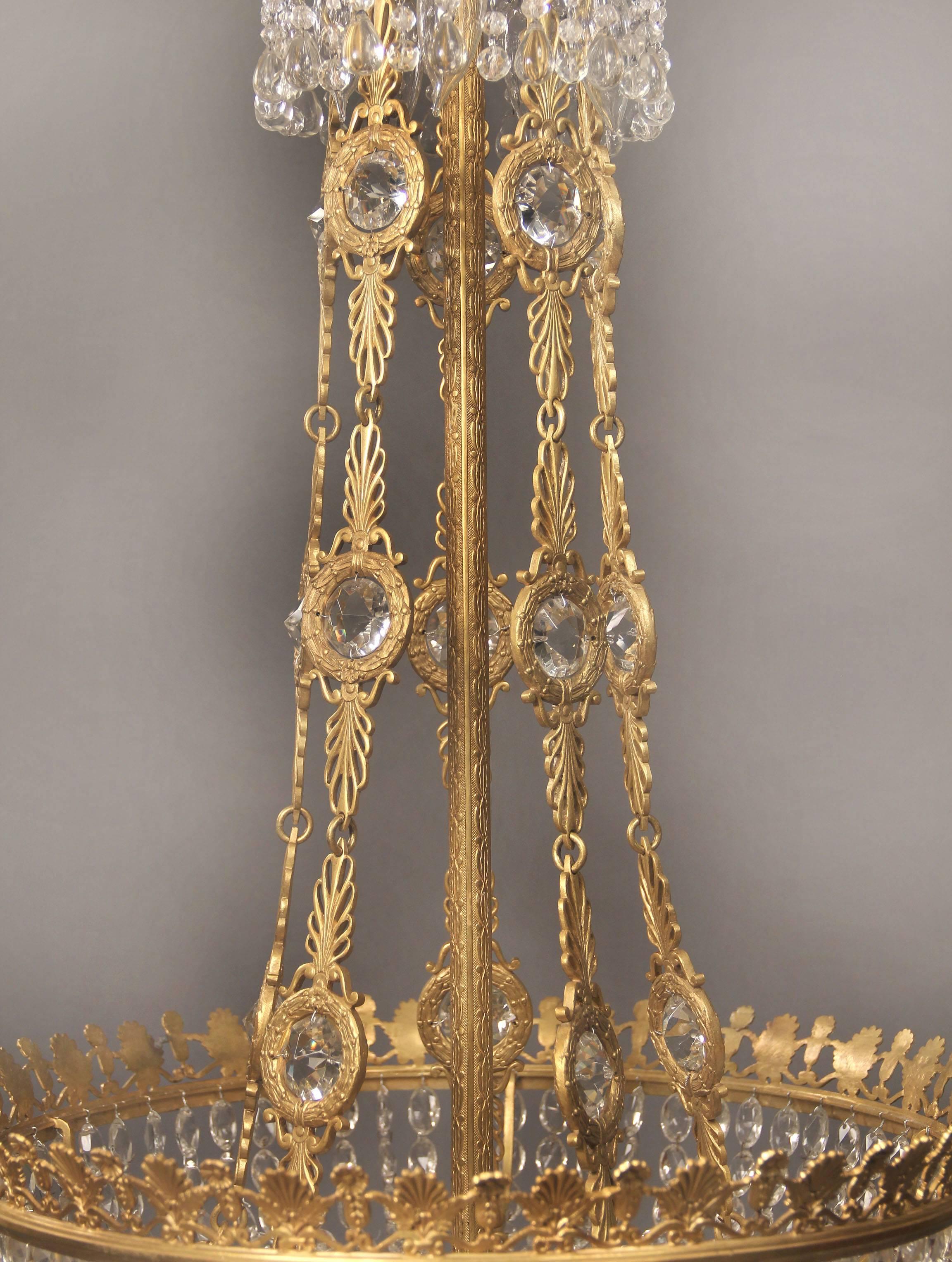 Großer und schöner Kronleuchter im russischen Empire-Stil des späten 19. Jahrhunderts (Vergoldet) im Angebot