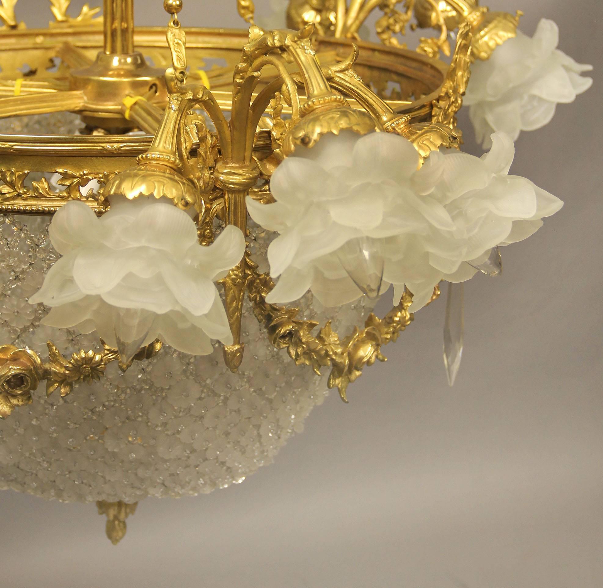 Außergewöhnlicher Kronleuchter aus vergoldeter Bronze und Kristall des späten 19. (Vergoldet) im Angebot