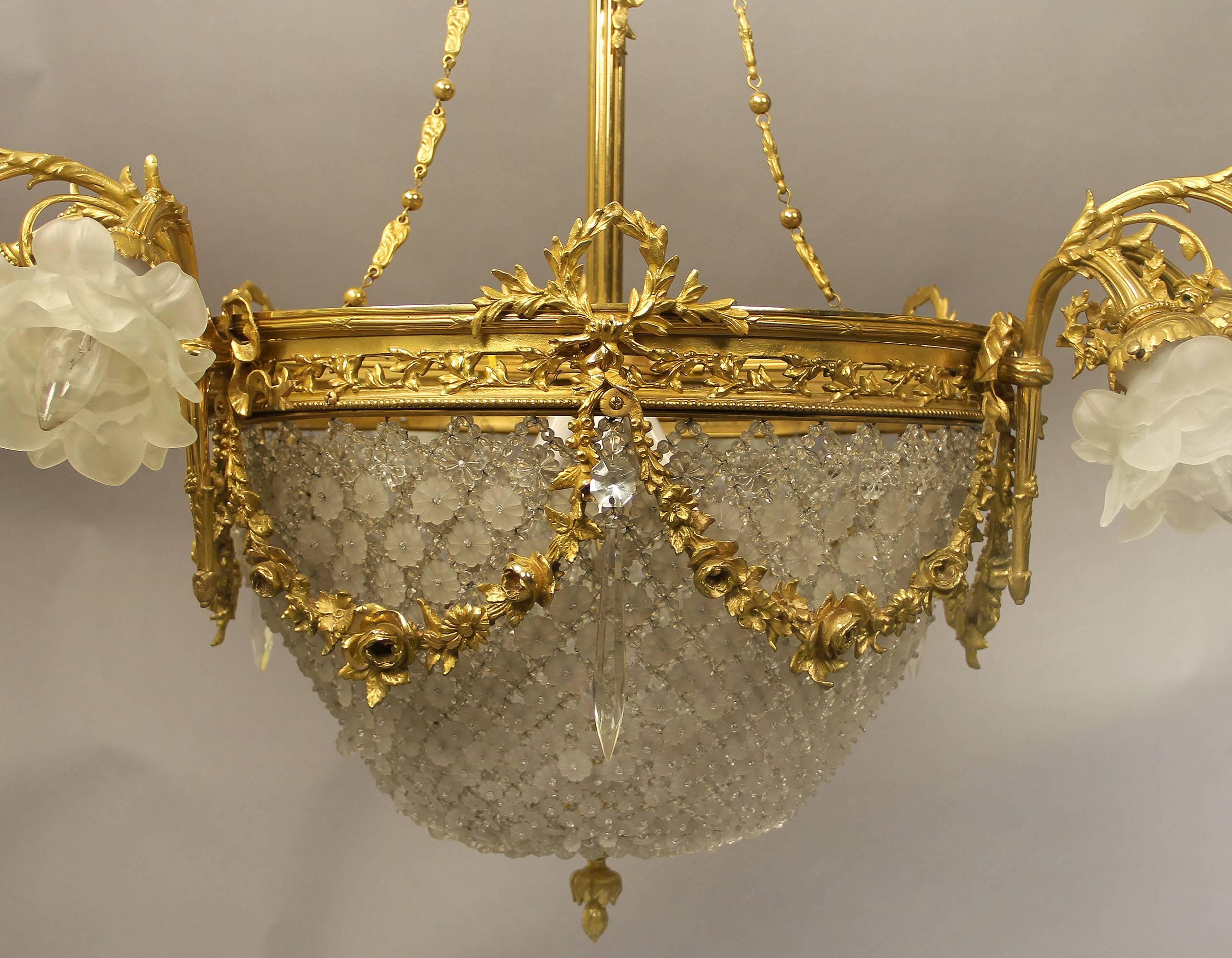 Außergewöhnlicher Kronleuchter aus vergoldeter Bronze und Kristall des späten 19. im Zustand „Gut“ im Angebot in New York, NY