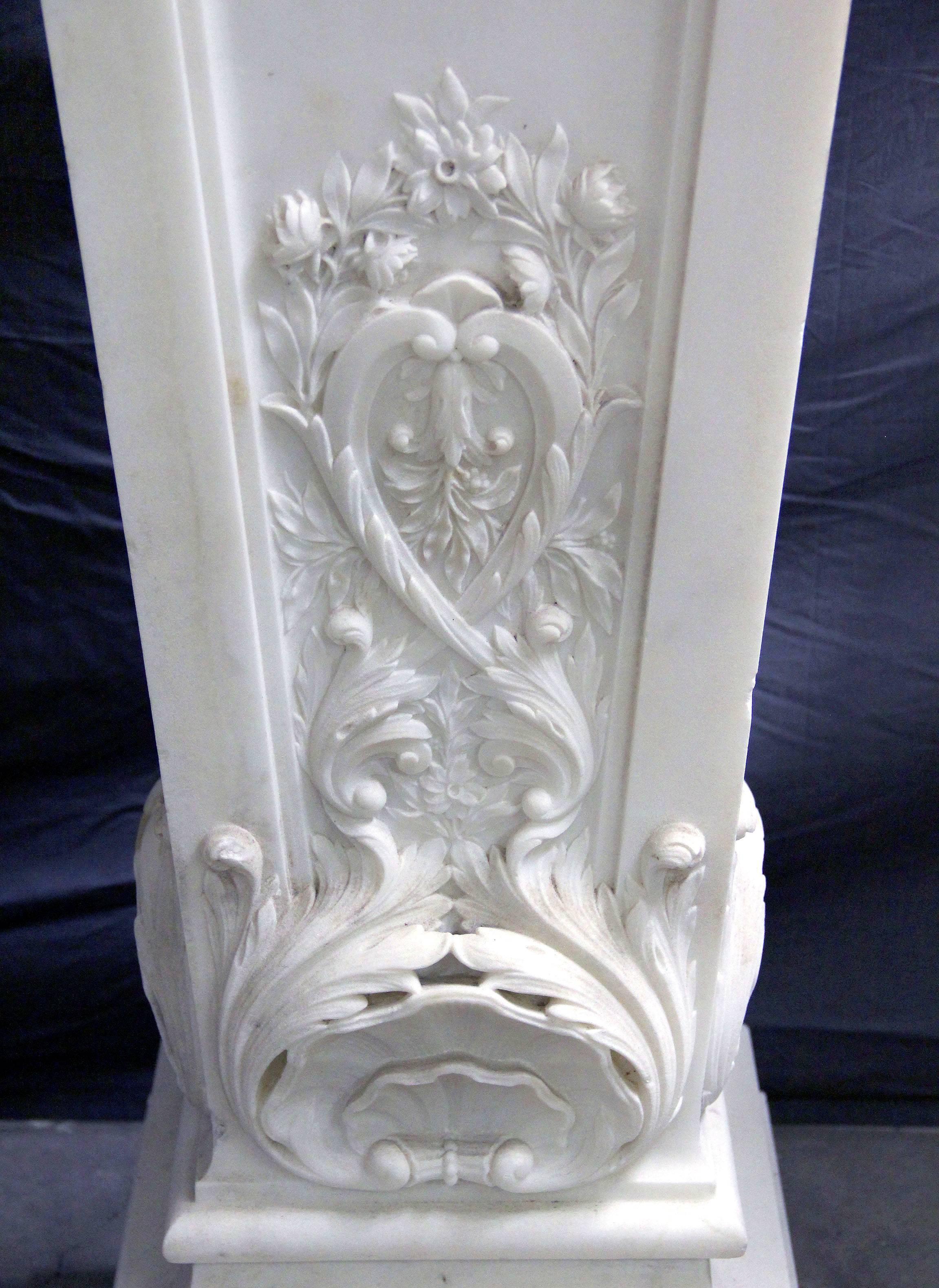 Belle Époque Palatial Pair of Early 20th Century Carved White Marble Pedestals For Sale