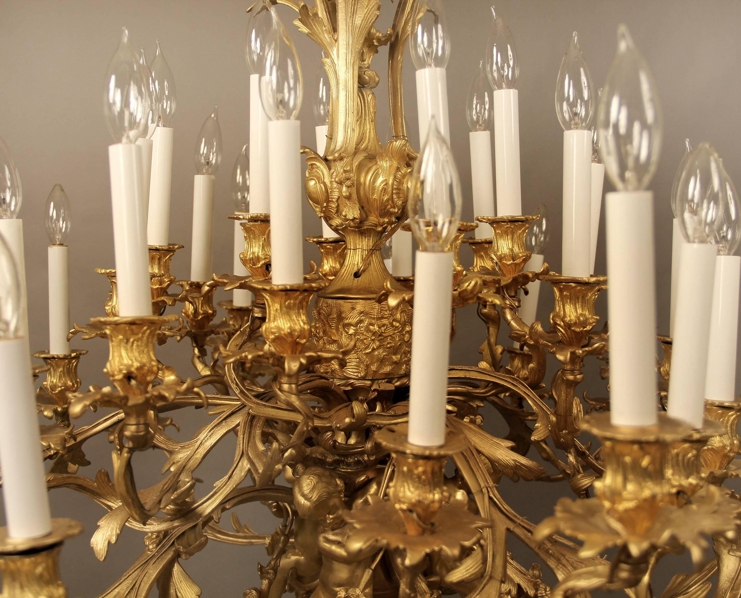 Zweiunddreißig-Licht-Kronleuchter aus vergoldeter Bronze des späten 19. Jahrhunderts (Belle Époque) im Angebot