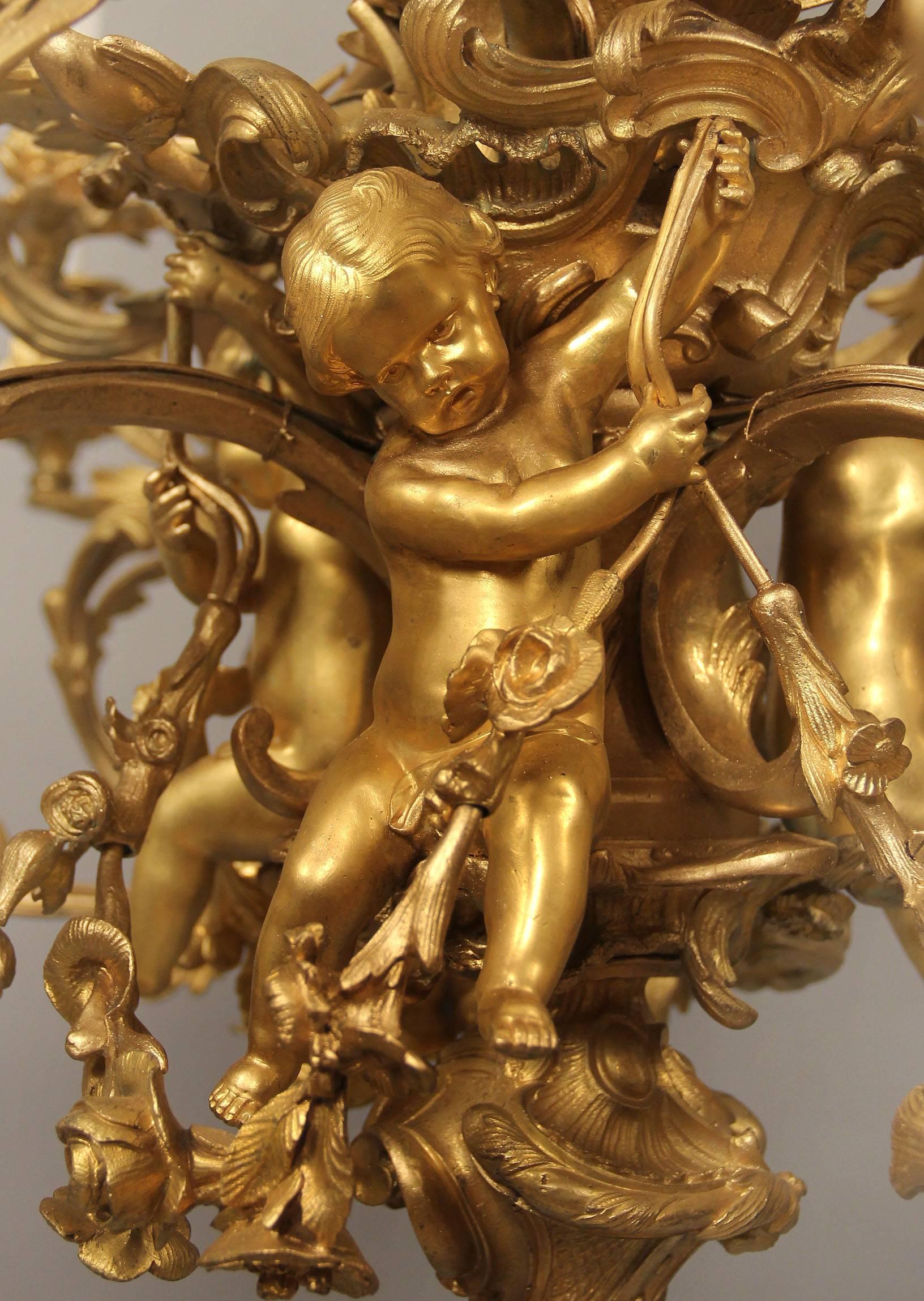 Zweiunddreißig-Licht-Kronleuchter aus vergoldeter Bronze des späten 19. Jahrhunderts (Vergoldet) im Angebot