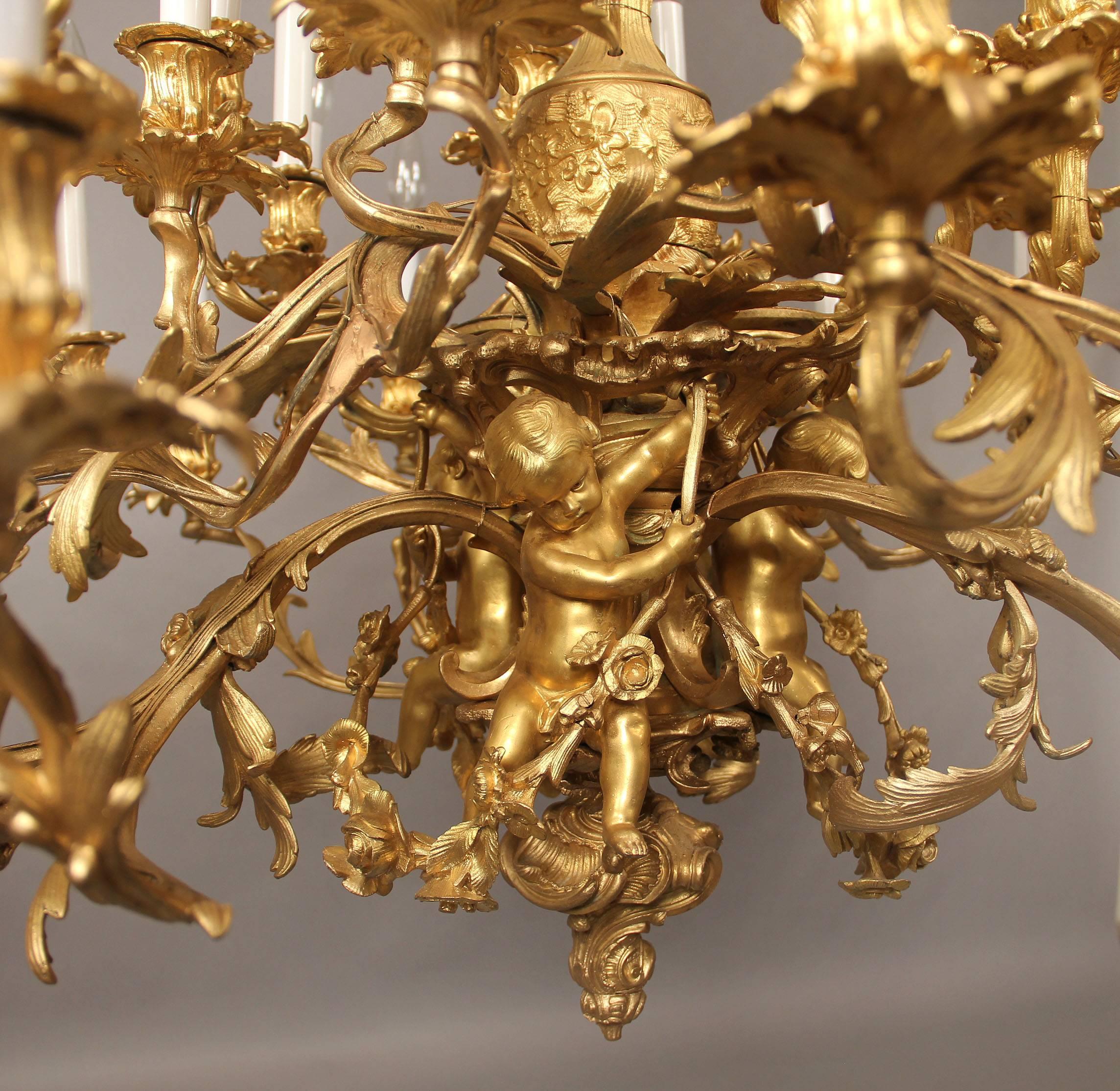 Zweiunddreißig-Licht-Kronleuchter aus vergoldeter Bronze des späten 19. Jahrhunderts (Französisch) im Angebot