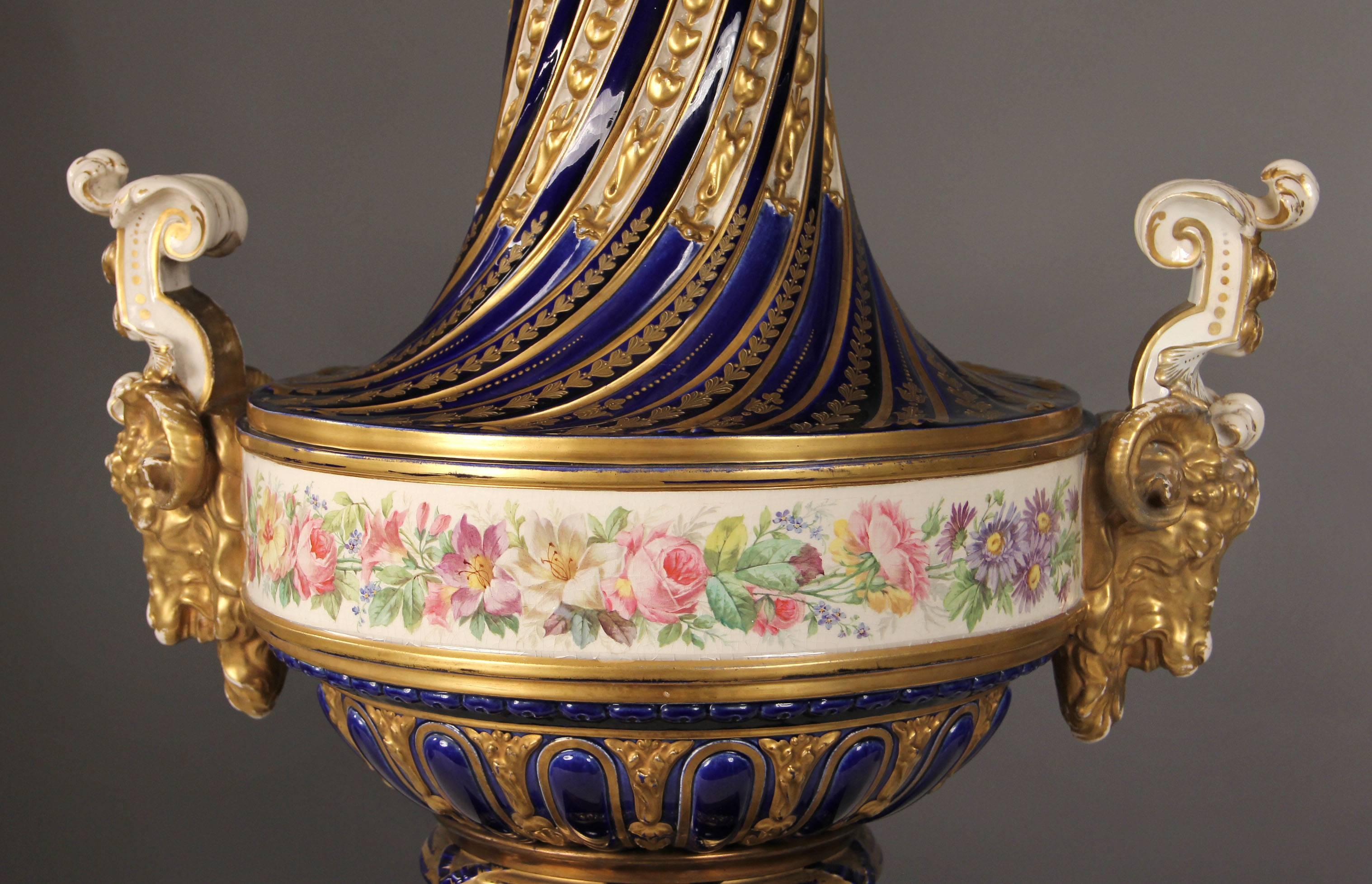 Belle Époque Vase en porcelaine de style Svres de la fin du XIXe siècle en vente