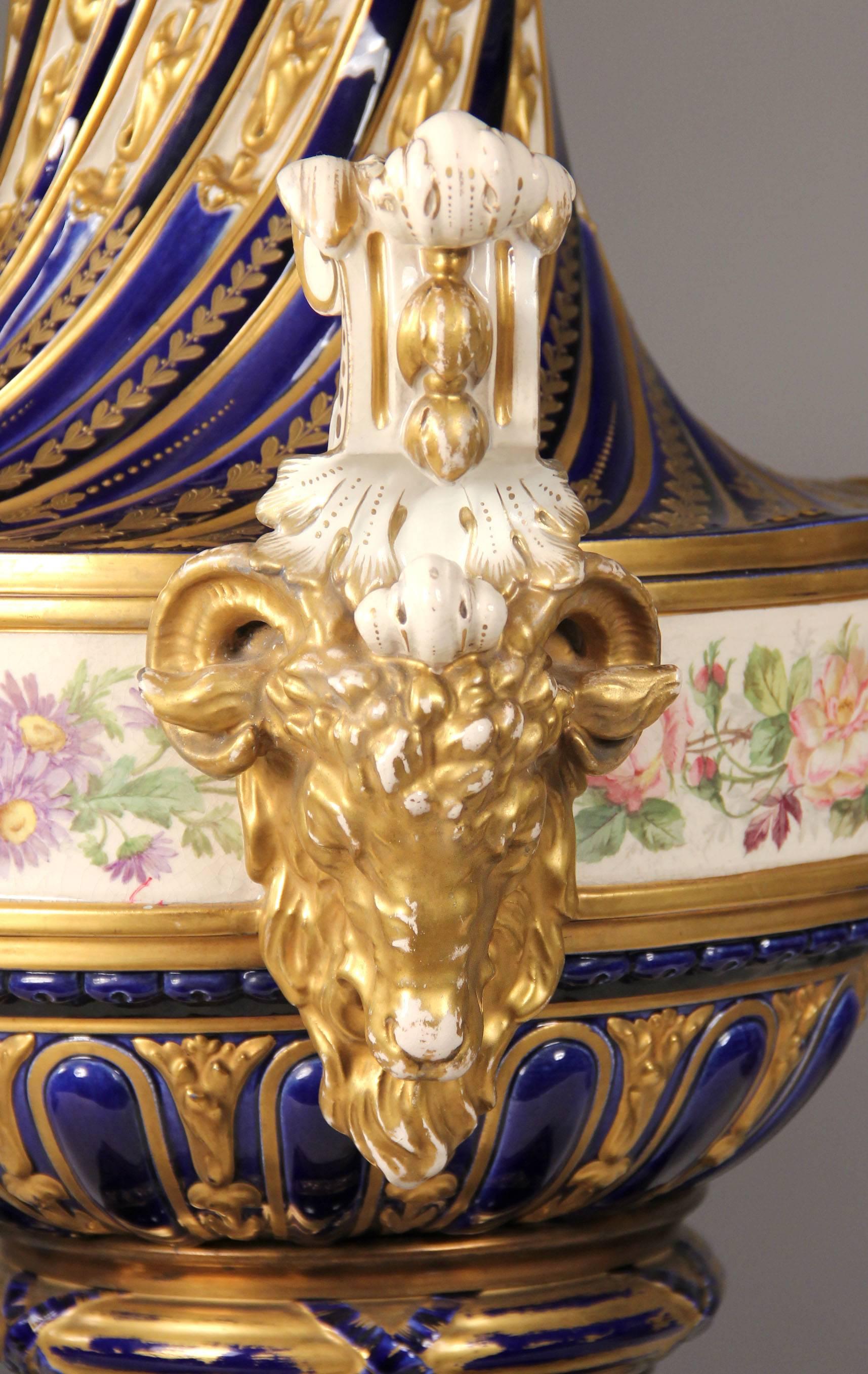 Sehr schöne Porzellanvase im Stil von Sèvres aus dem späten 19. (Handbemalt) im Angebot