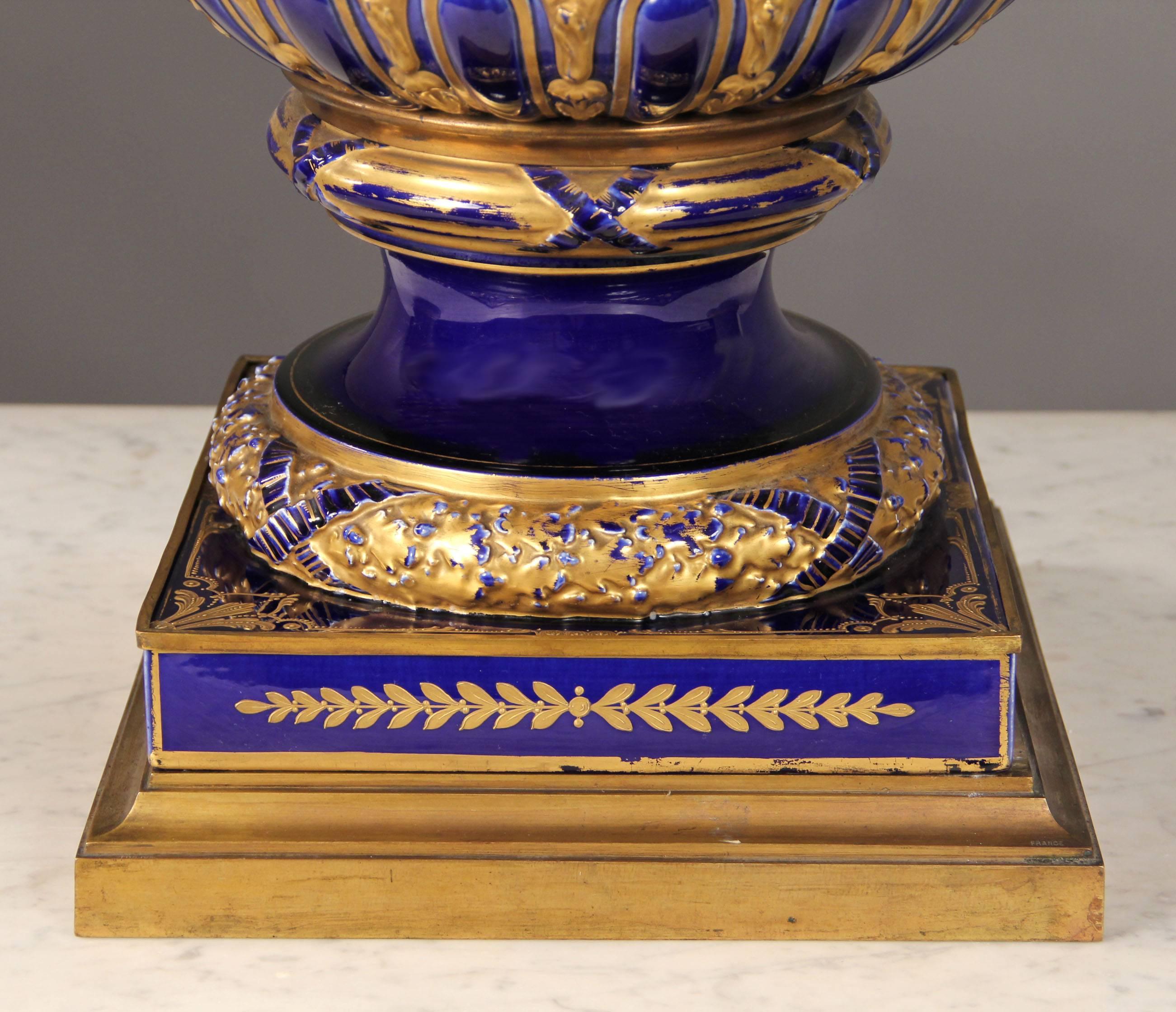 Vase en porcelaine de style Svres de la fin du XIXe siècle Bon état - En vente à New York, NY
