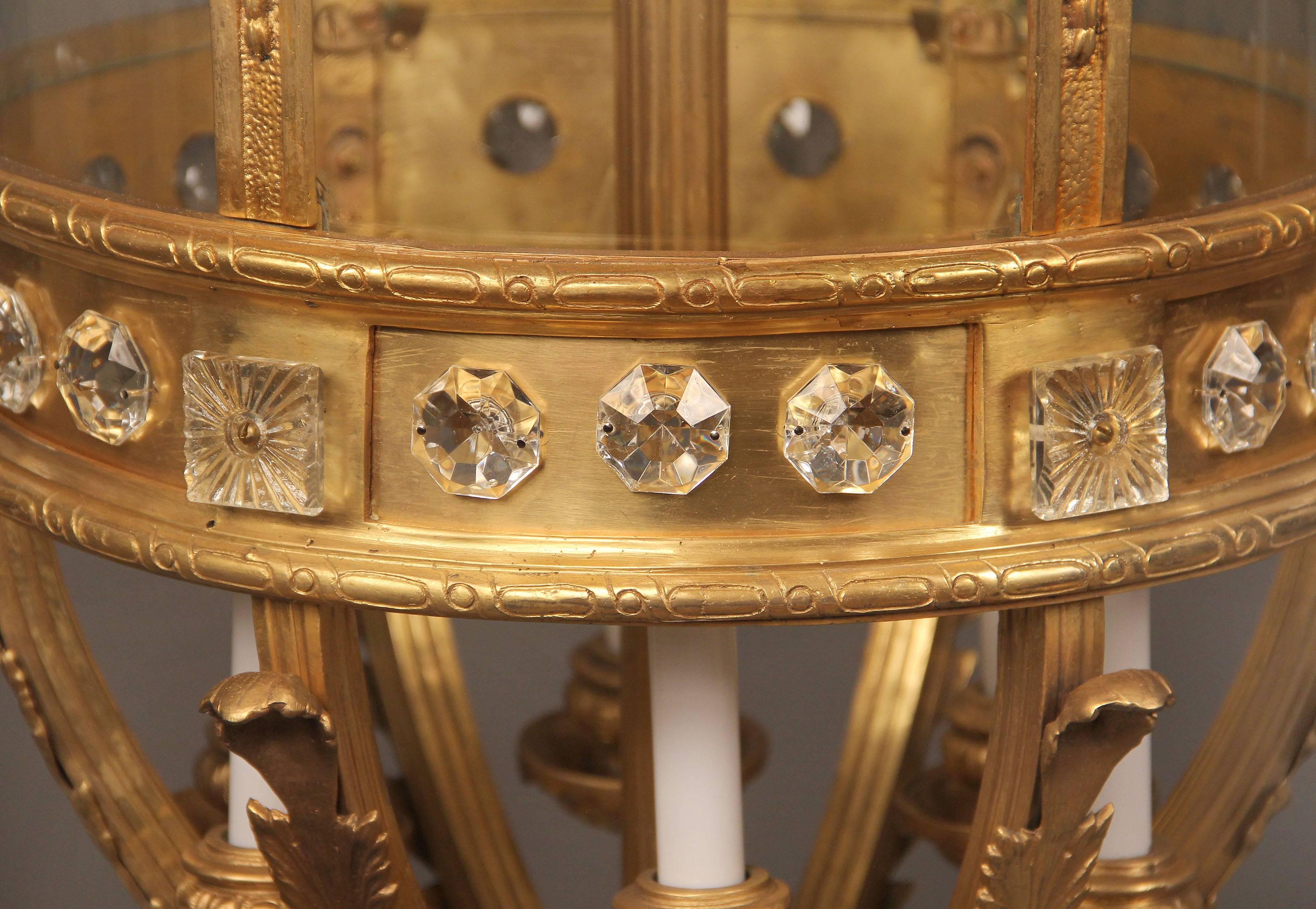 Français Lanterne monumentale à douze lumières en bronze doré et cristal de la fin du XIXe siècle en vente