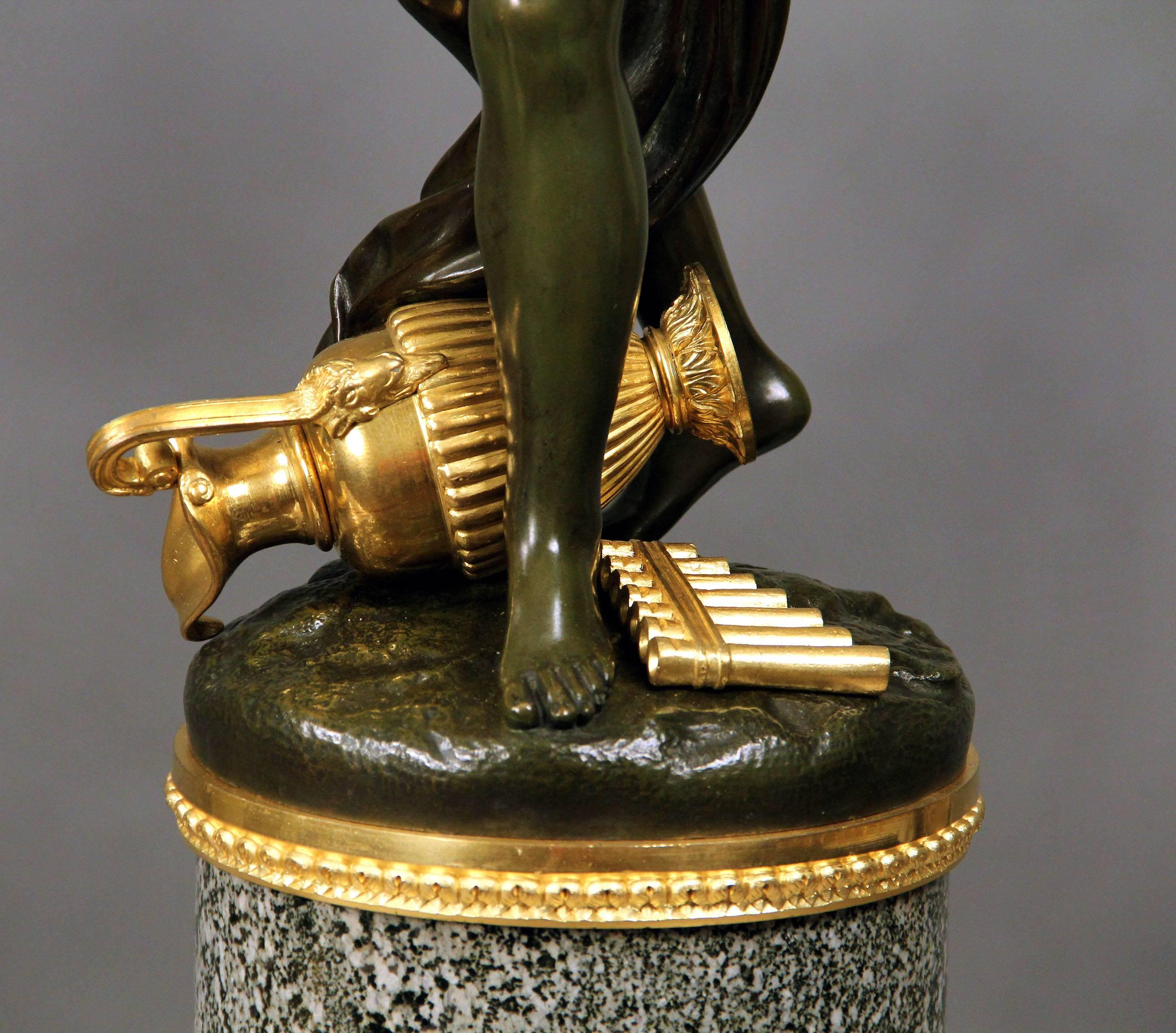 Patiné Merveilleuse paire de candélabres en bronze bicolore de la fin du XIXe siècle d'après Clodion en vente
