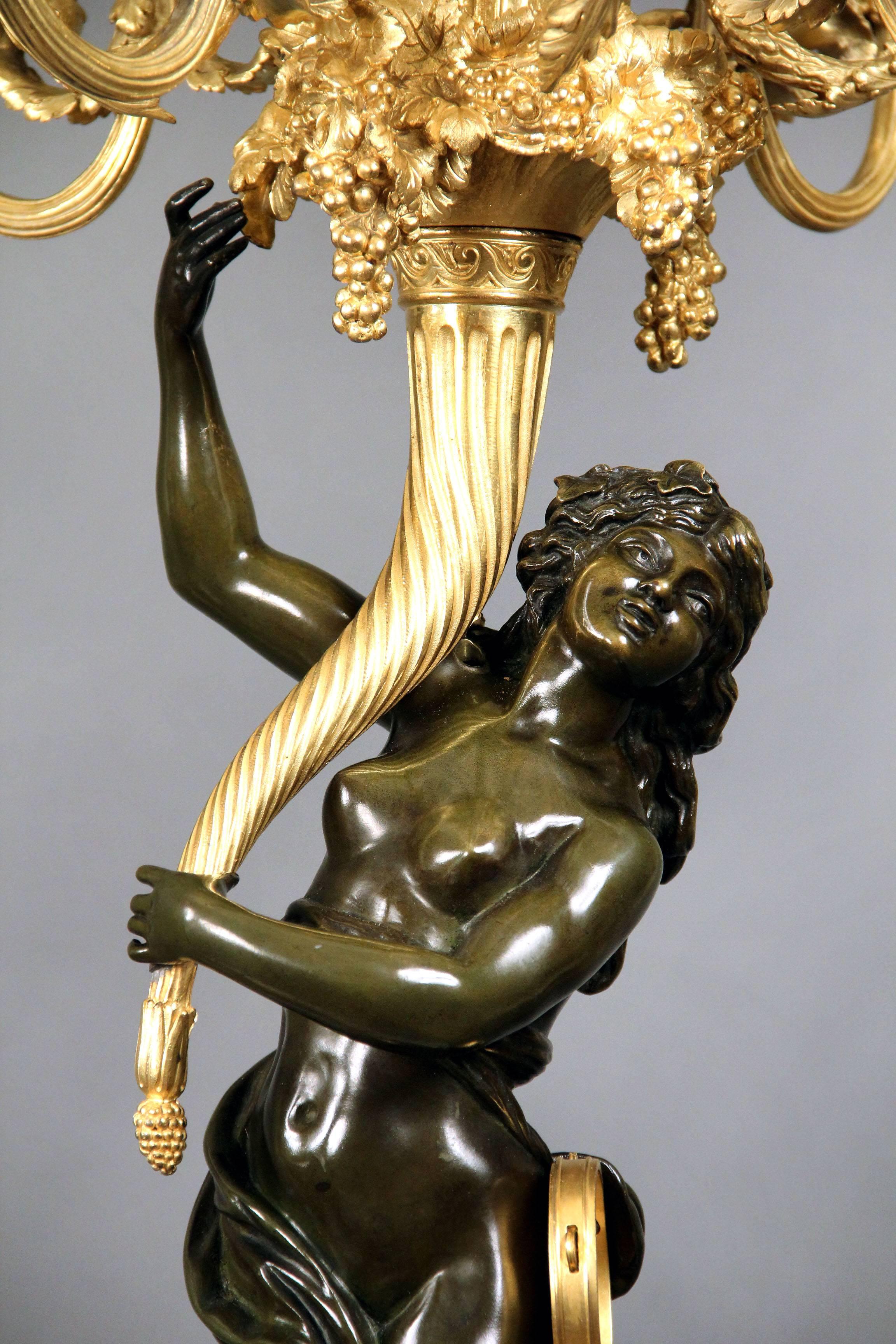 Belle Époque Merveilleuse paire de candélabres en bronze bicolore de la fin du XIXe siècle d'après Clodion en vente