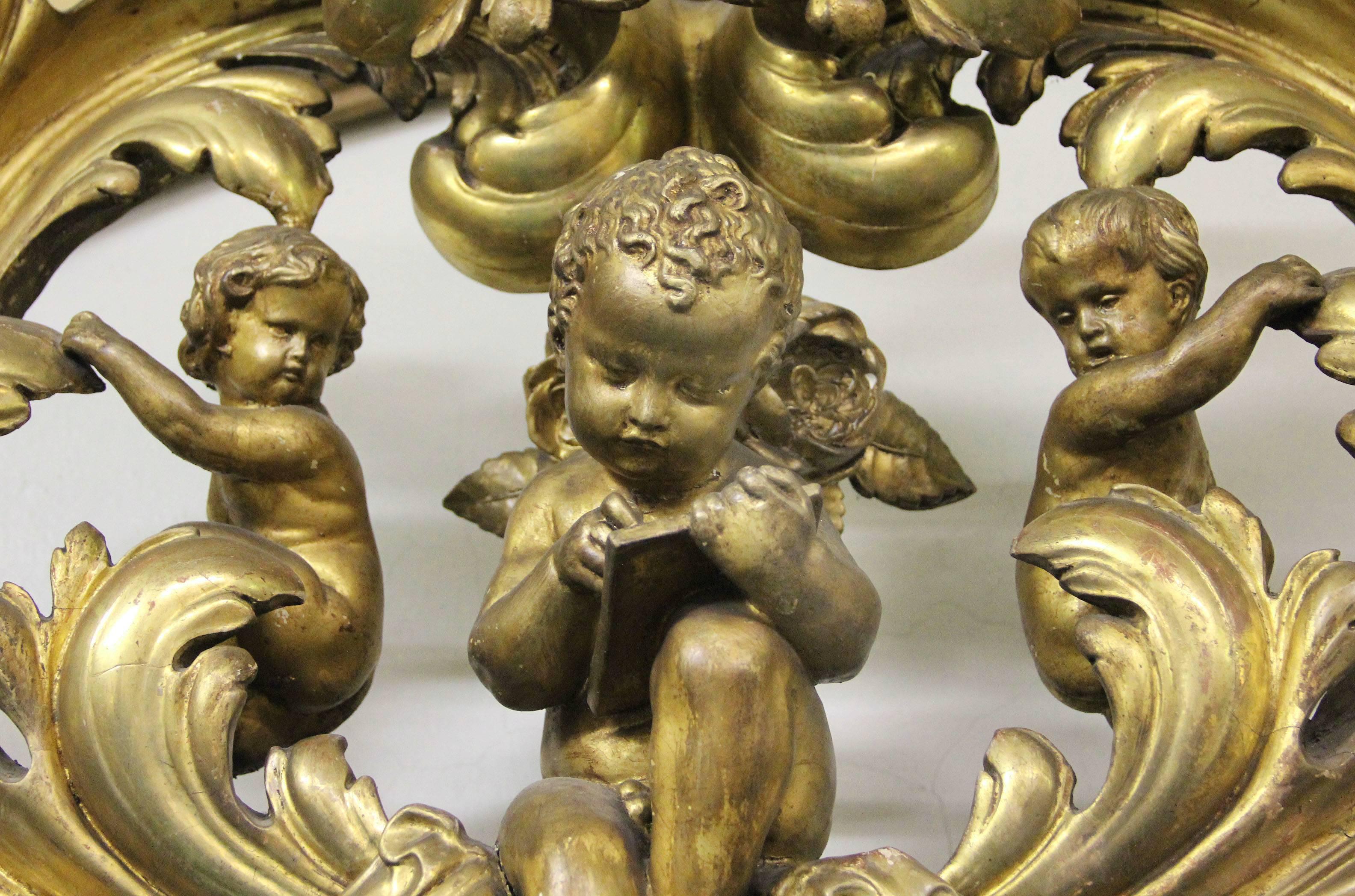 Belle Époque Miroir de style rococo très imposant de la fin du XIXe siècle en bois doré et gesso en vente