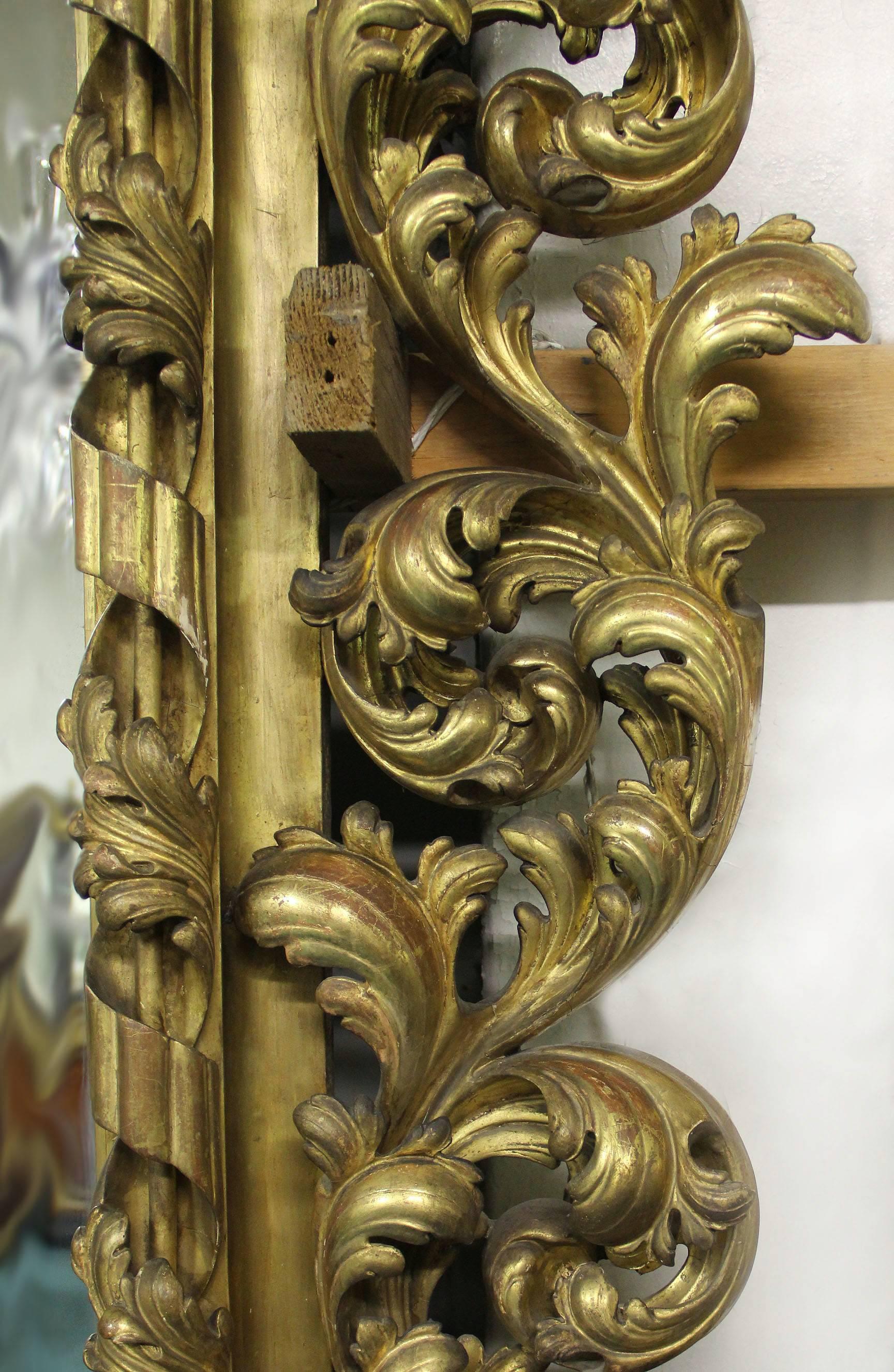 Miroir de style rococo très imposant de la fin du XIXe siècle en bois doré et gesso Bon état - En vente à Long Island City, NY