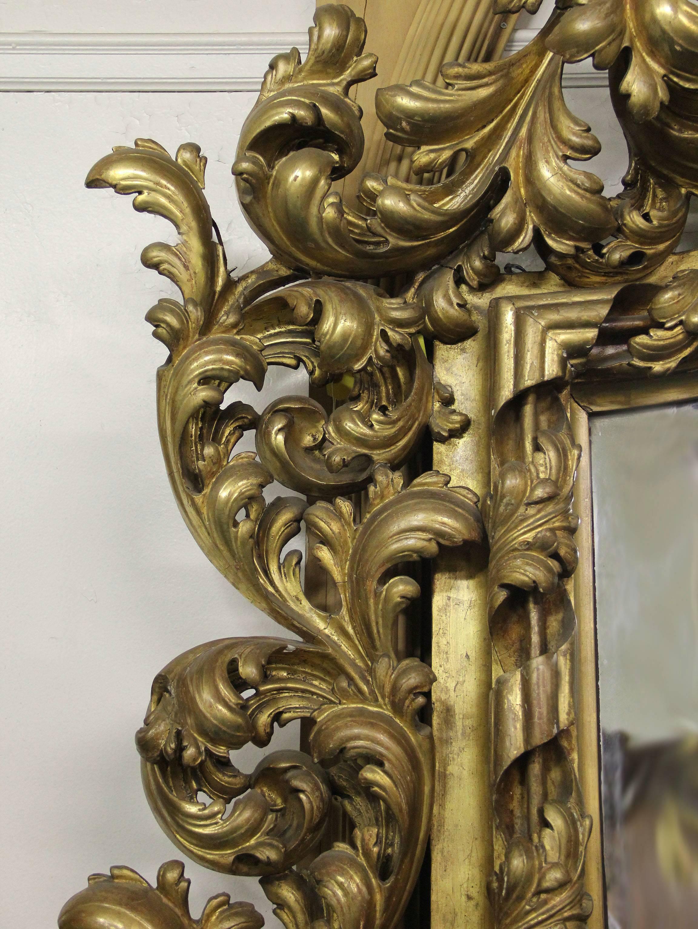 Wichtiger Spiegel aus vergoldetem Holz und Gesso im Rokoko-Stil des späten 19. Jahrhunderts (Französisch) im Angebot