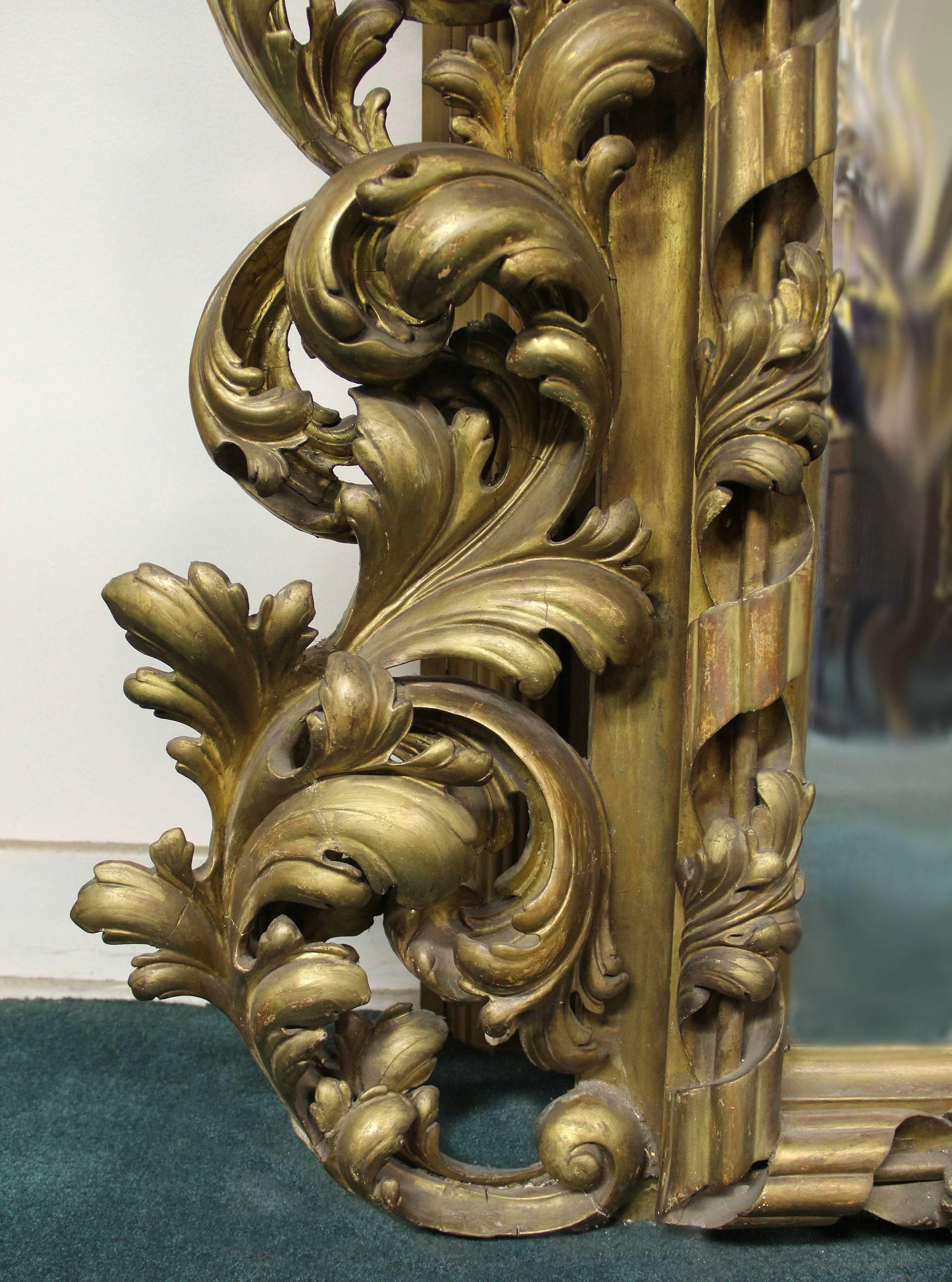 Doré Miroir de style rococo très imposant de la fin du XIXe siècle en bois doré et gesso en vente