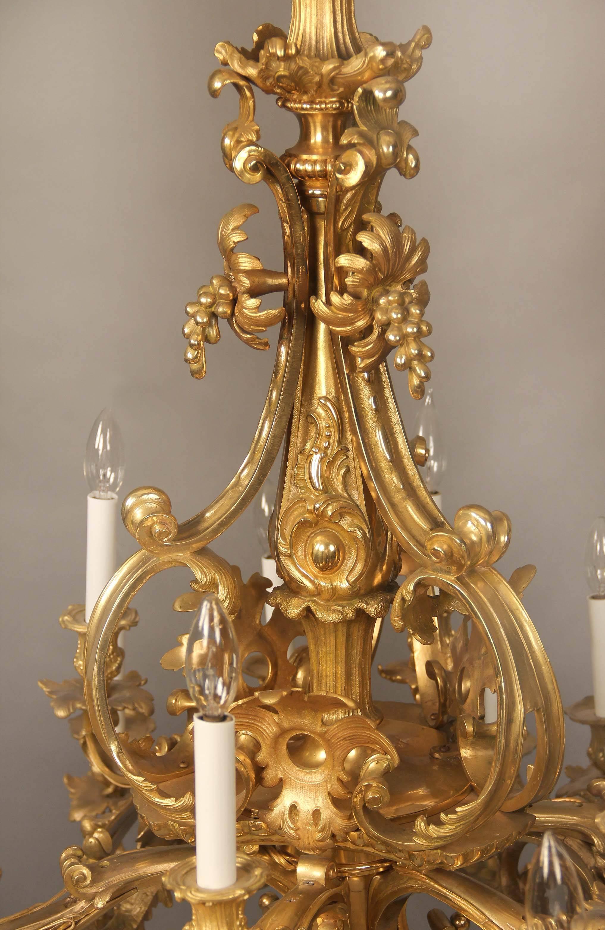 Zweiundzwanzigflammiger Kronleuchter aus vergoldeter Bronze des frühen 20. Jahrhunderts (Belle Époque) im Angebot