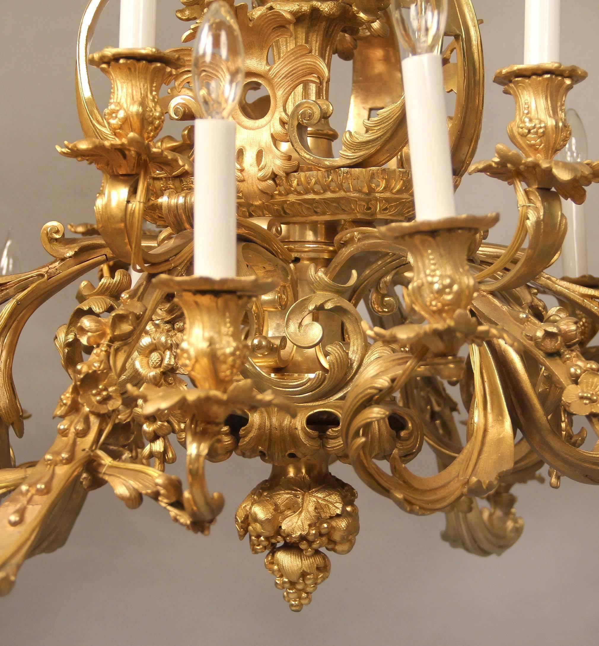 Zweiundzwanzigflammiger Kronleuchter aus vergoldeter Bronze des frühen 20. Jahrhunderts (Vergoldet) im Angebot