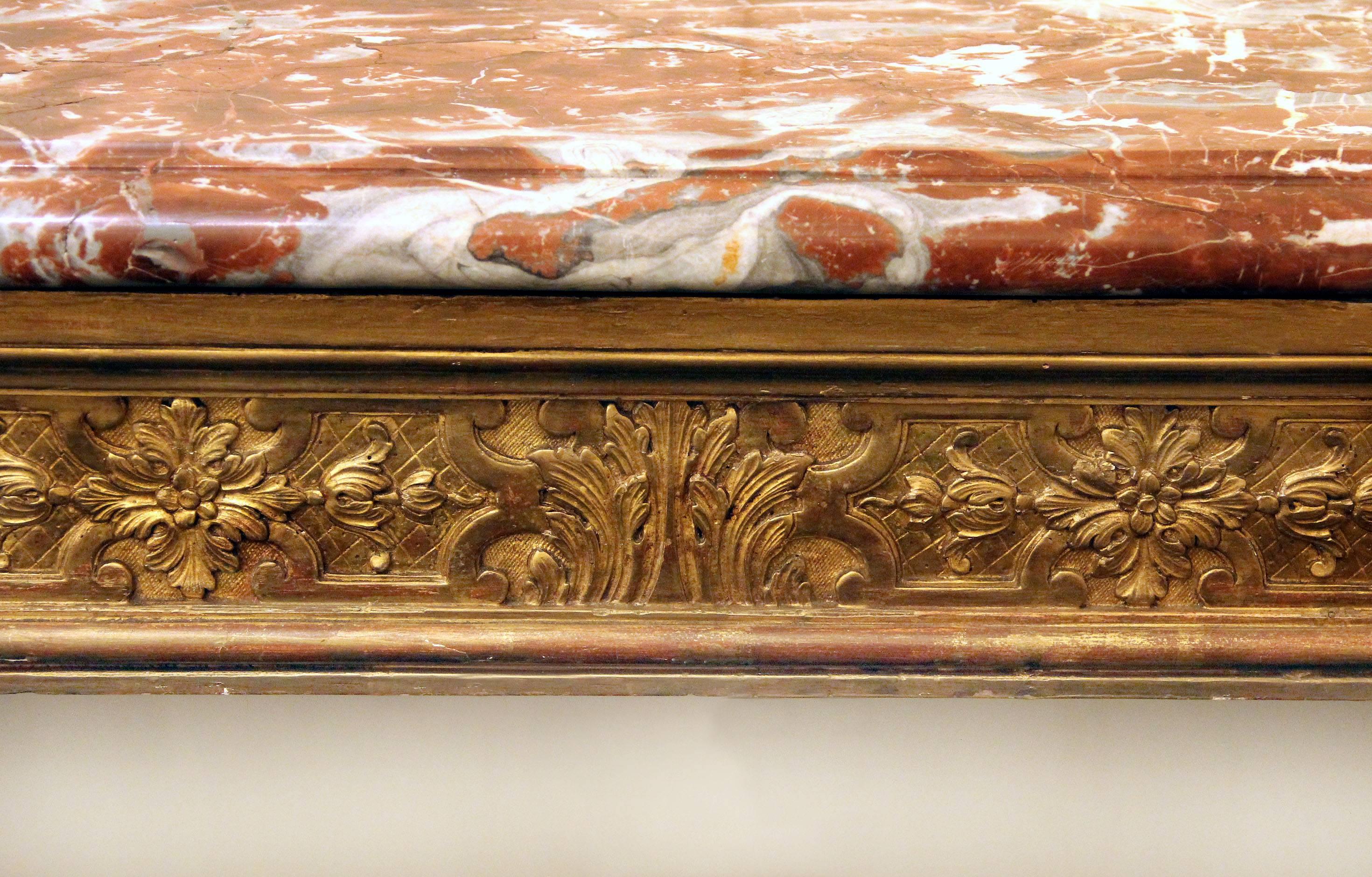 Eine sehr fein geschnitzte achtbeinige Konsole aus Goldholz aus dem späten 19. Jahrhundert

Eine lange rougefarbene Marmorplatte sitzt auf acht geschnitzten Beinen:: die von einer Bahre zentriert werden. Jedes Stück ist handgeschnitzt und mit Blumen