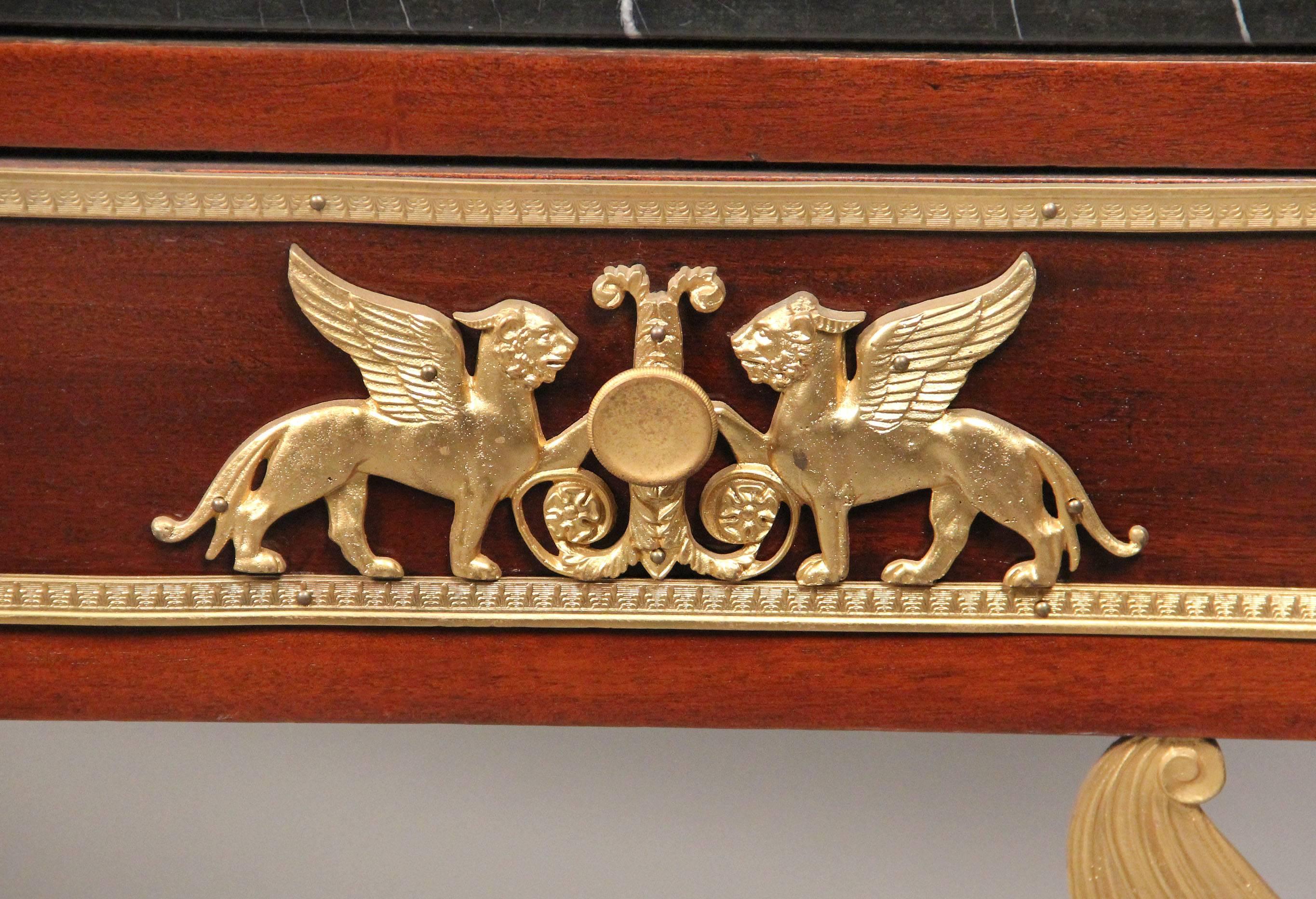 Vergoldeter Bronze-Beistelltisch im Empire-Revival-Stil des späten 19. Jahrhunderts im Zustand „Gut“ im Angebot in New York, NY