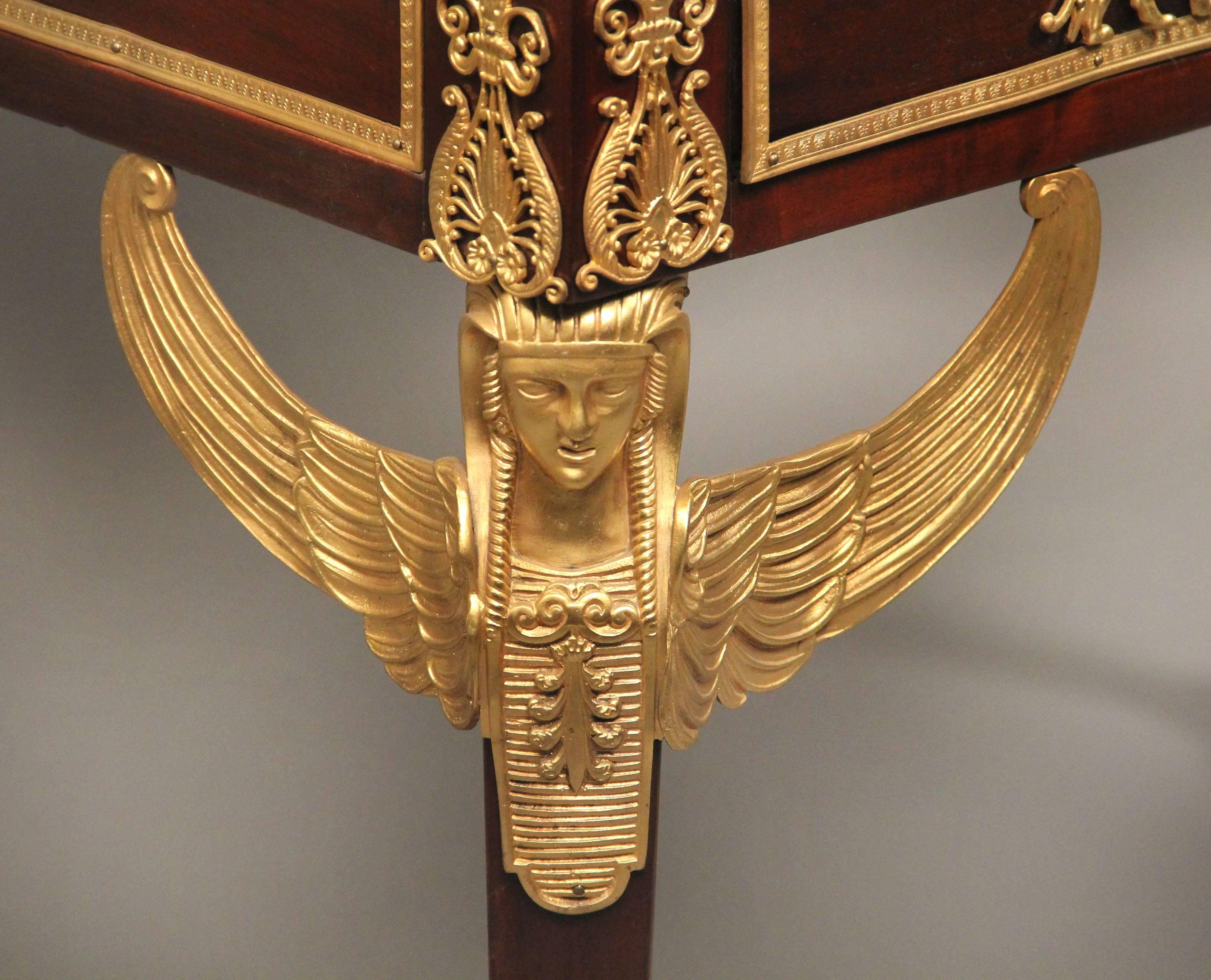 Vergoldeter Bronze-Beistelltisch im Empire-Revival-Stil des späten 19. Jahrhunderts (Französisch) im Angebot
