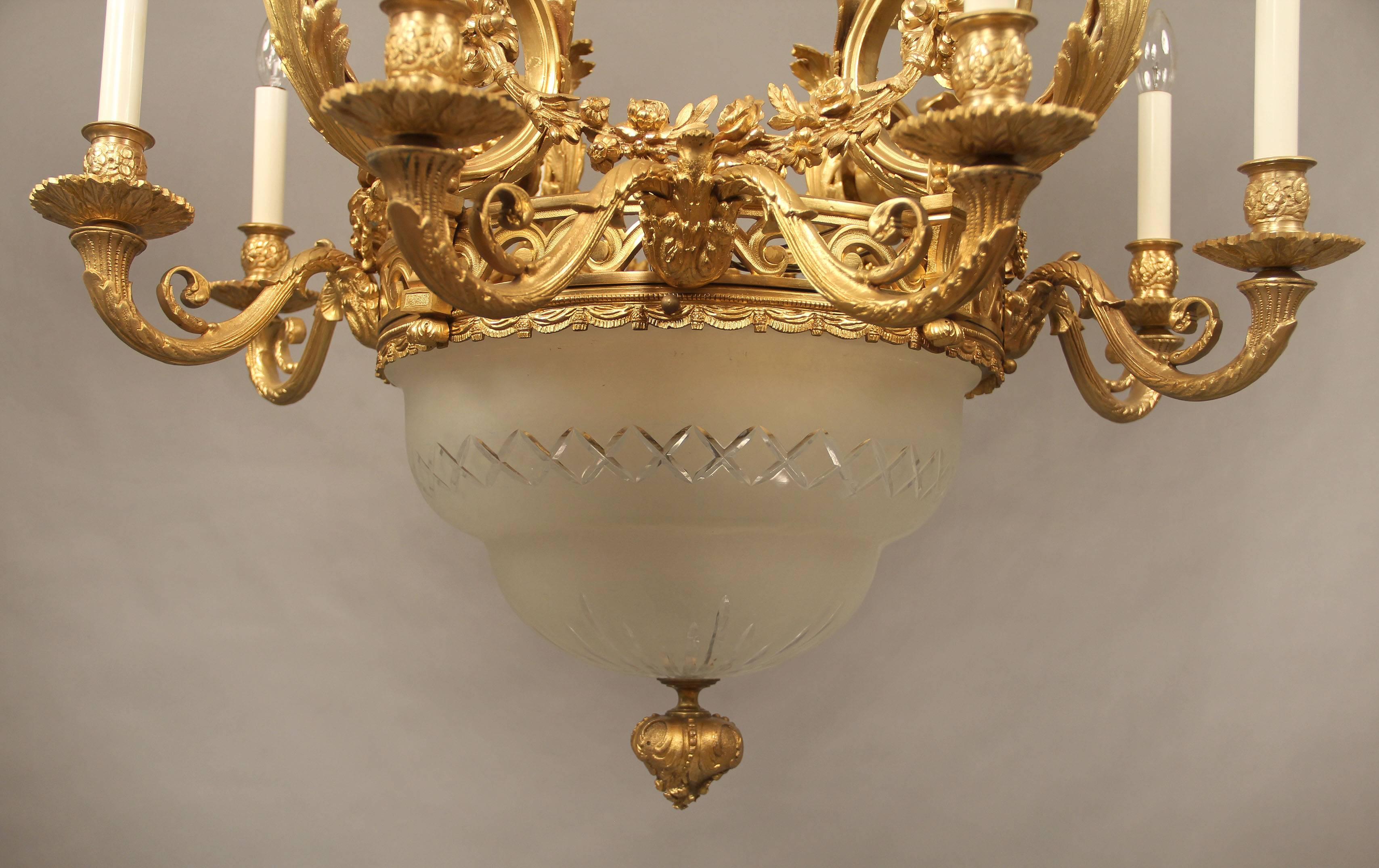 Doré Beau lustre de treize lumières en bronze doré de la fin du XIXe siècle en vente