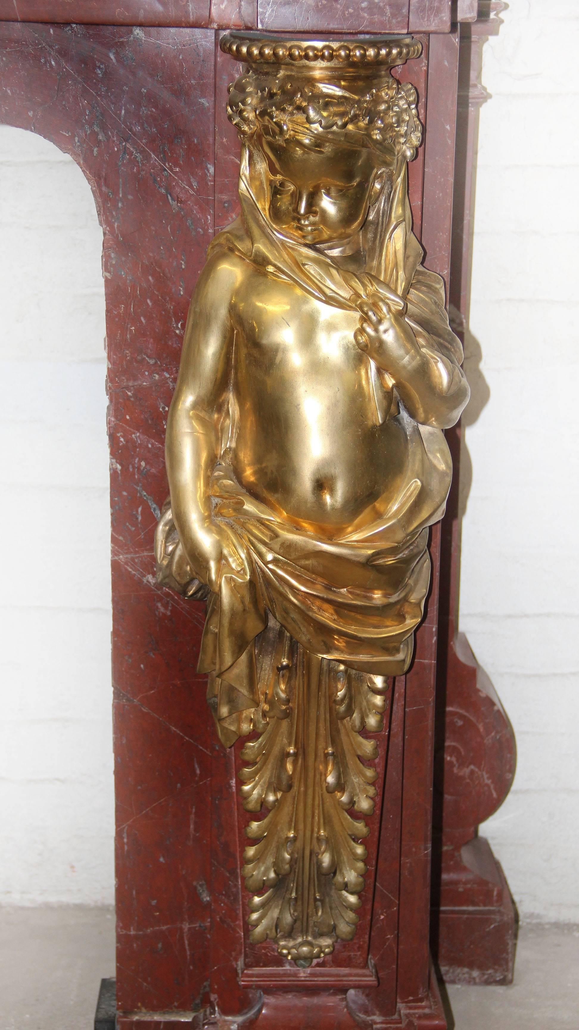 Bronze Cheminée en bronze doré de la fin du 19e siècle, très raffinée et somptueuse en vente
