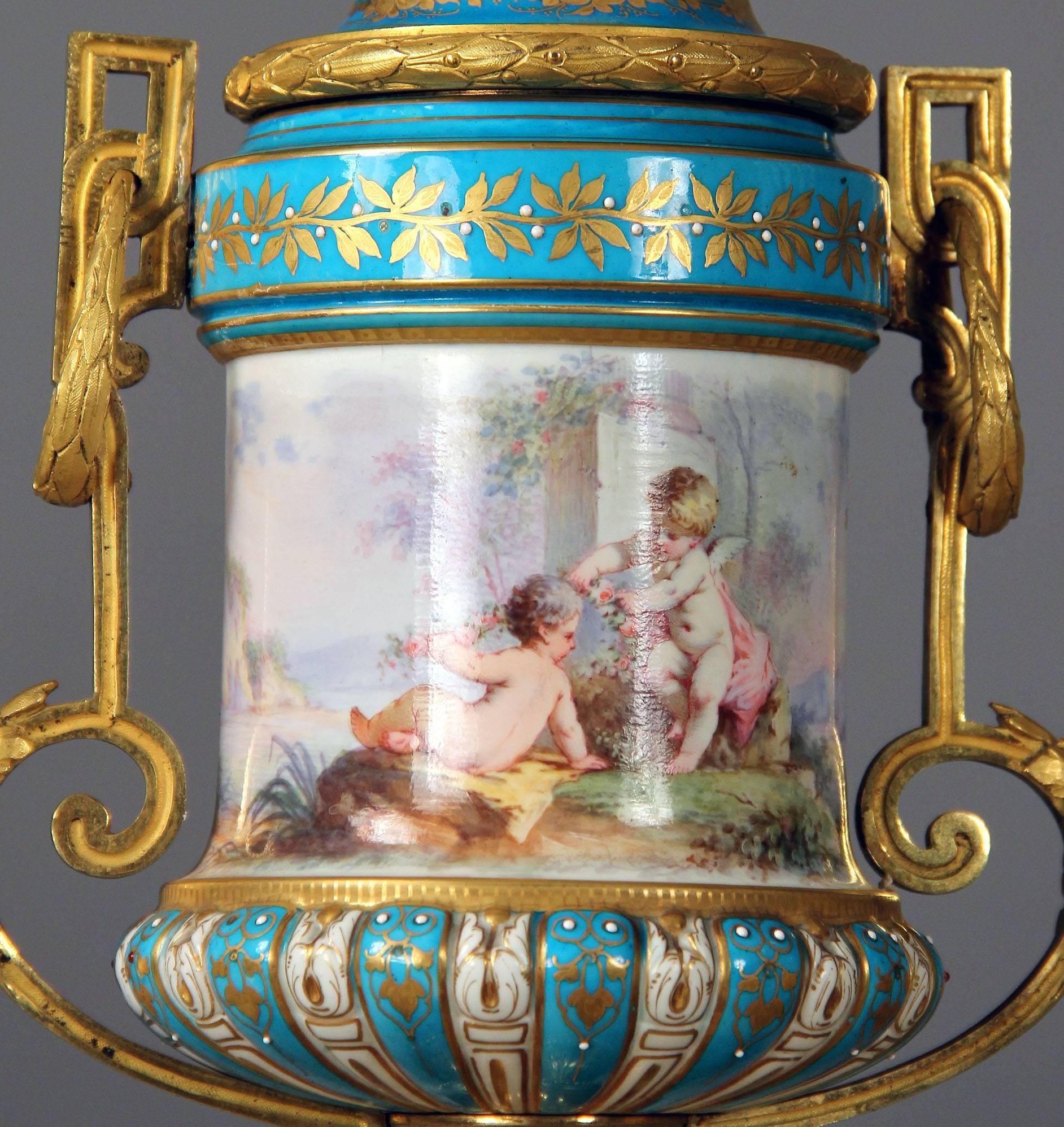 Uhren-Set aus vergoldeter Bronze und türkisfarbenem Svres-Porzellan mit Juwelen aus dem späten 19. Jahrhundert (Vergoldet) im Angebot