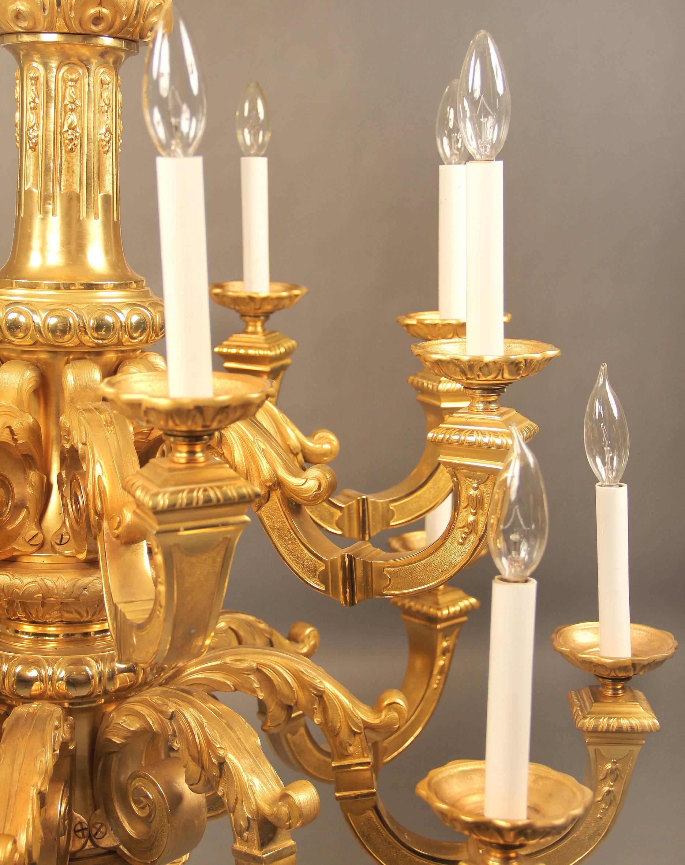 An important and nice quality late 19th century gilt bronze sixteen-light chandelier.

A large all bronze casted frame with sixteen tiered lit arms, each with acanthus leaf designs. The top adorned with four women heads.

If you are looking for a