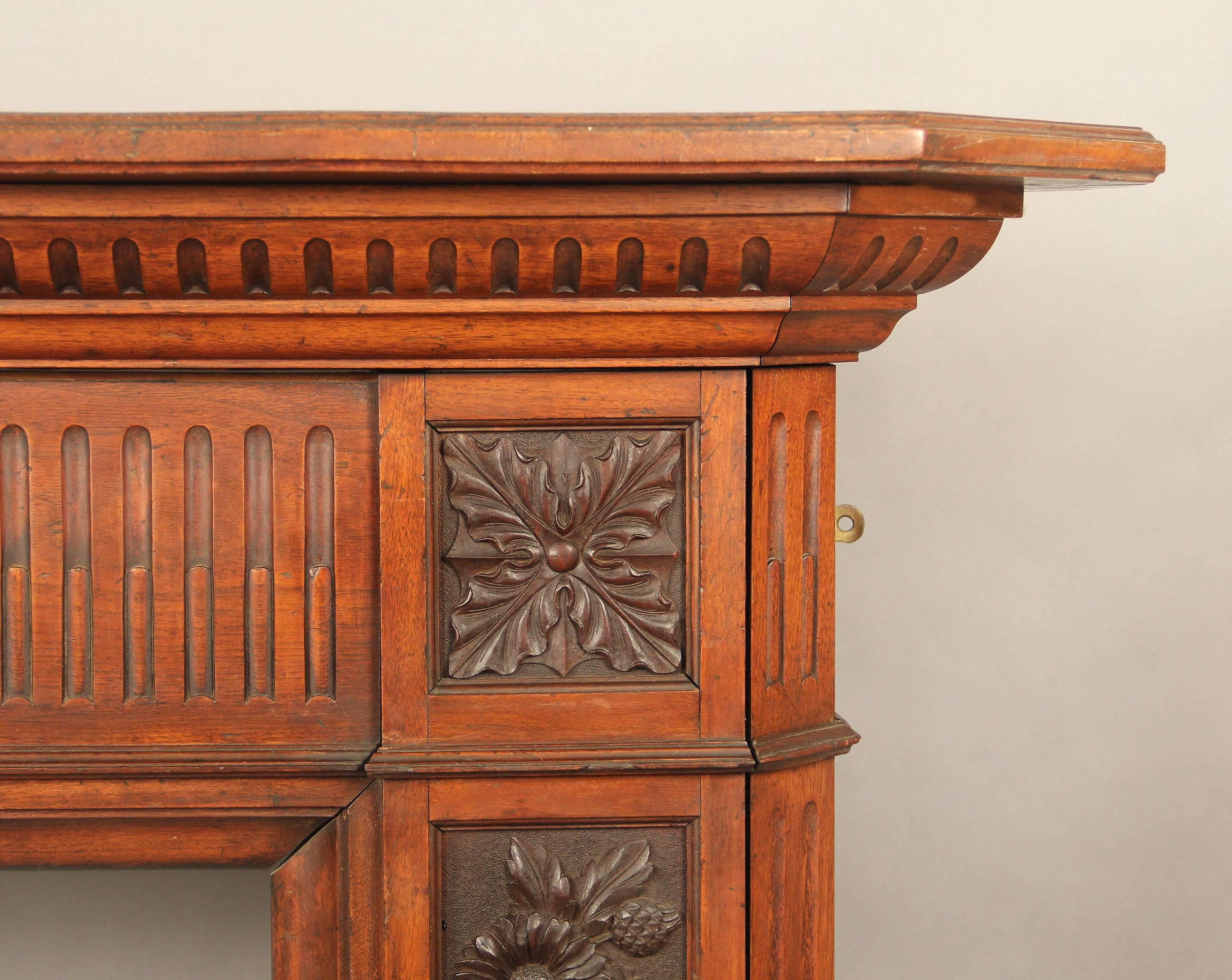 Kaminsims aus geschnitztem Holz im Louis-XVI-Stil des späten 19. Jahrhunderts (Handgeschnitzt) im Angebot