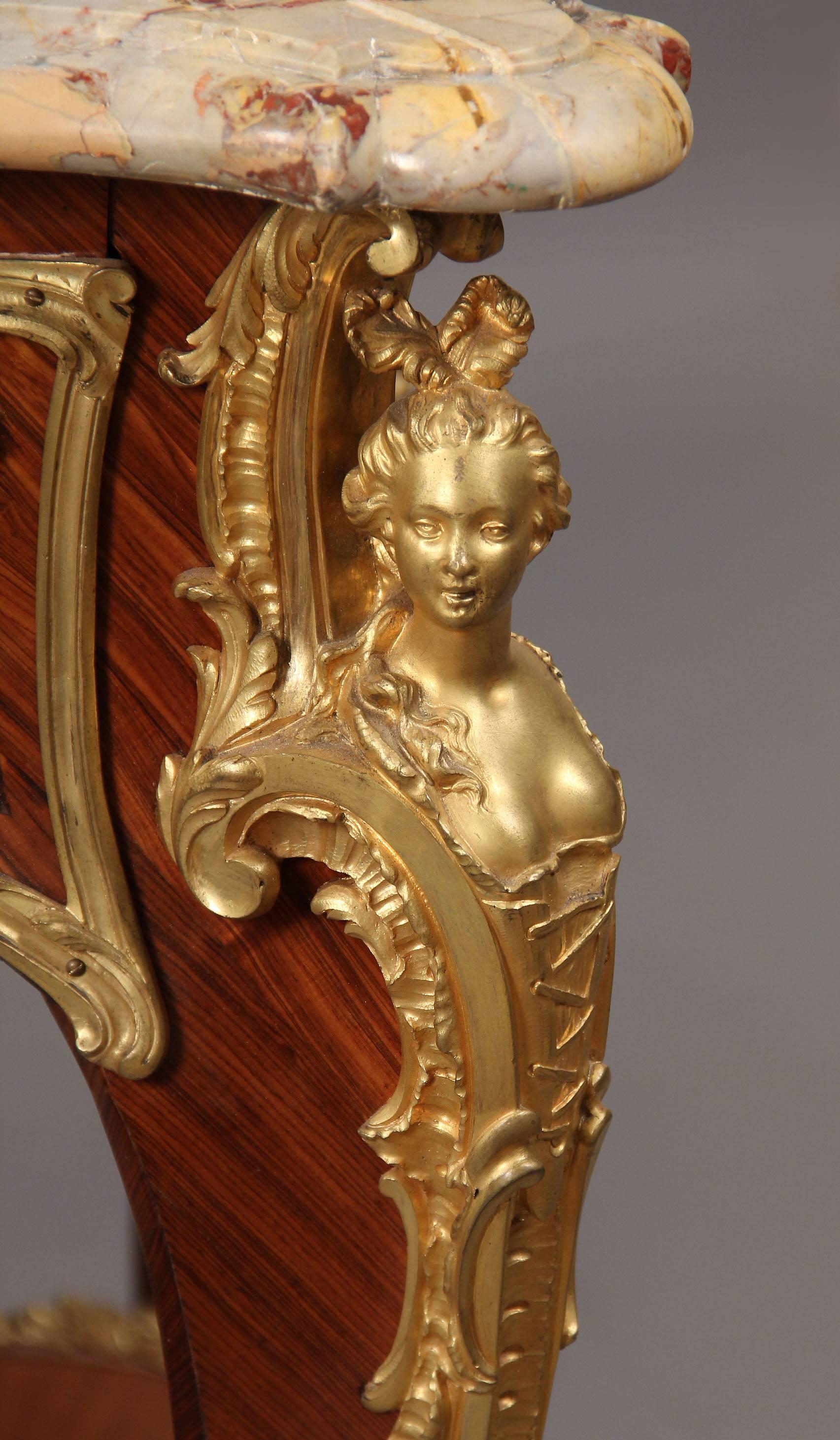 Français Fantastique table de centre en bronze doré de la fin du 19e siècle par François Linke en vente