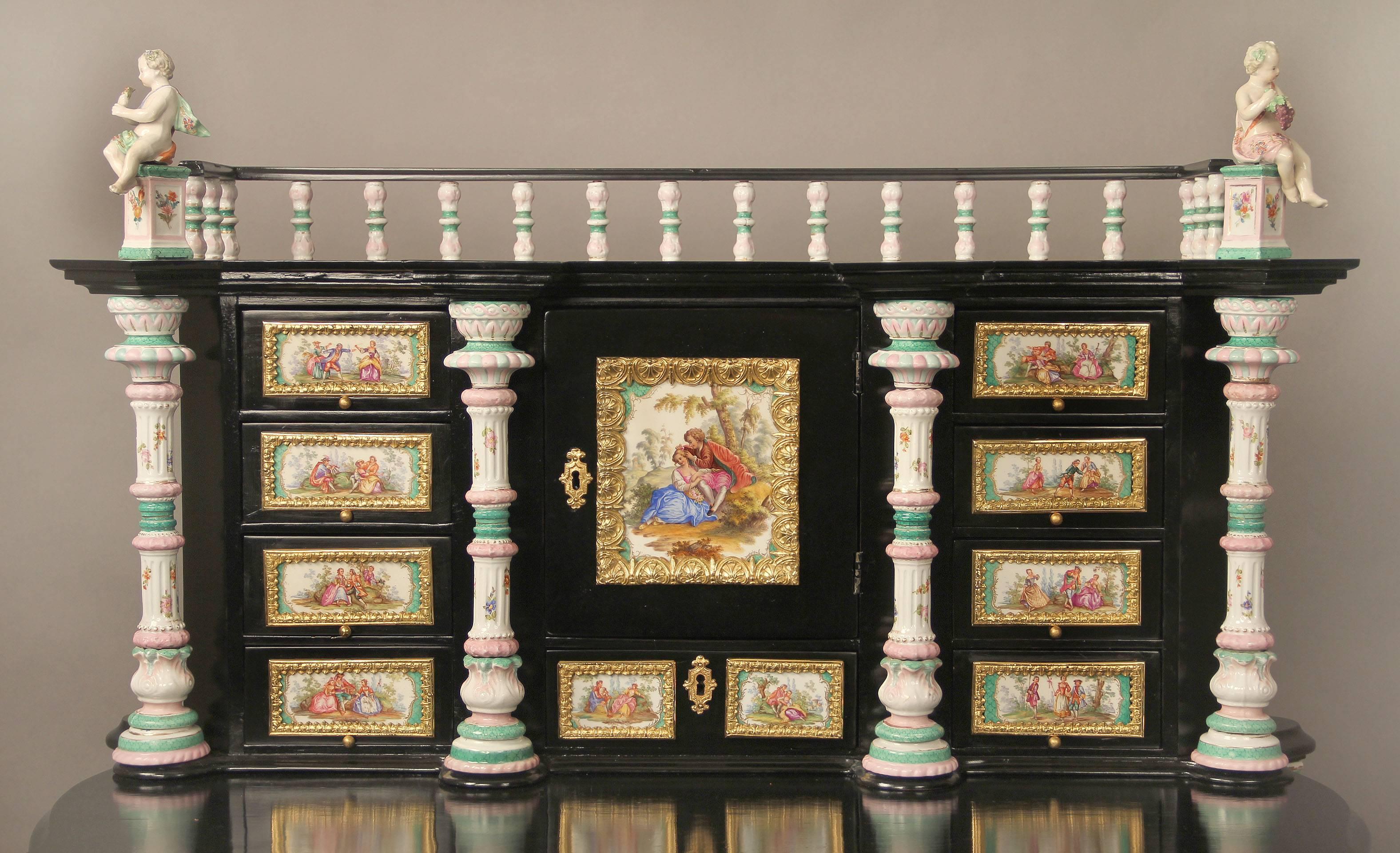 Belle Époque Graziosa scrivania in porcellana tedesca K.P.M. con montatura in bronzo dorato della fine del XIX secolo in vendita
