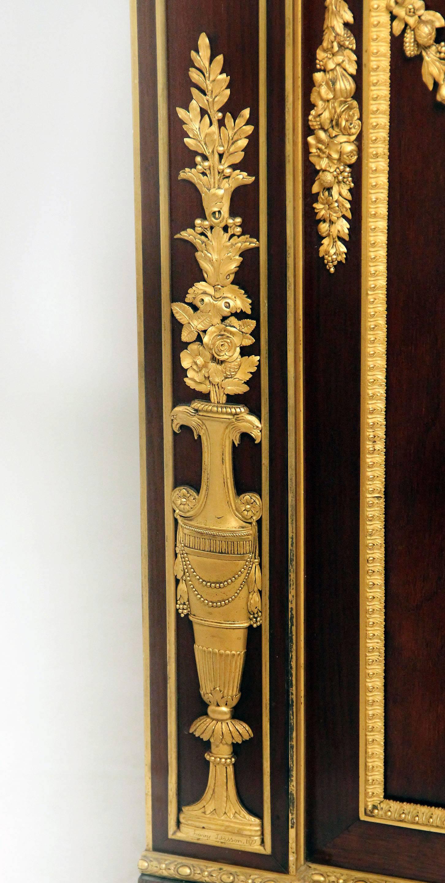 Doré Exceptionnelle commode de la fin du XIXe siècle montée en bronze doré par Henry Dasson en vente