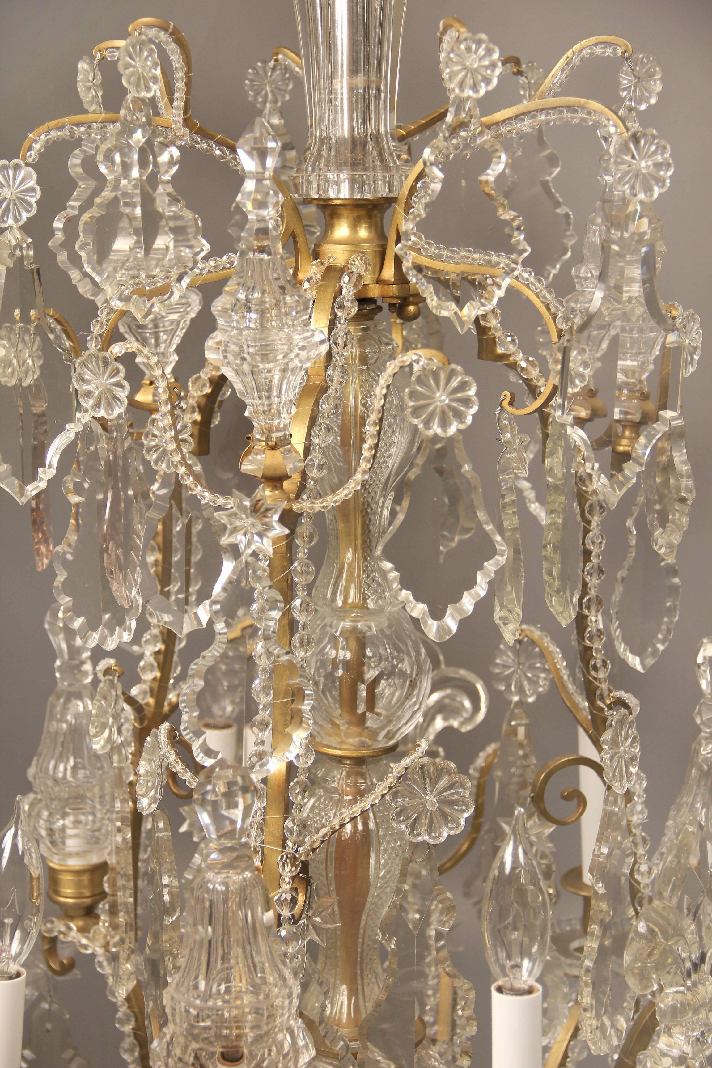 Belle Époque Lustre élégant de la fin du XIXe siècle en bronze doré et cristal de Baccarat en vente