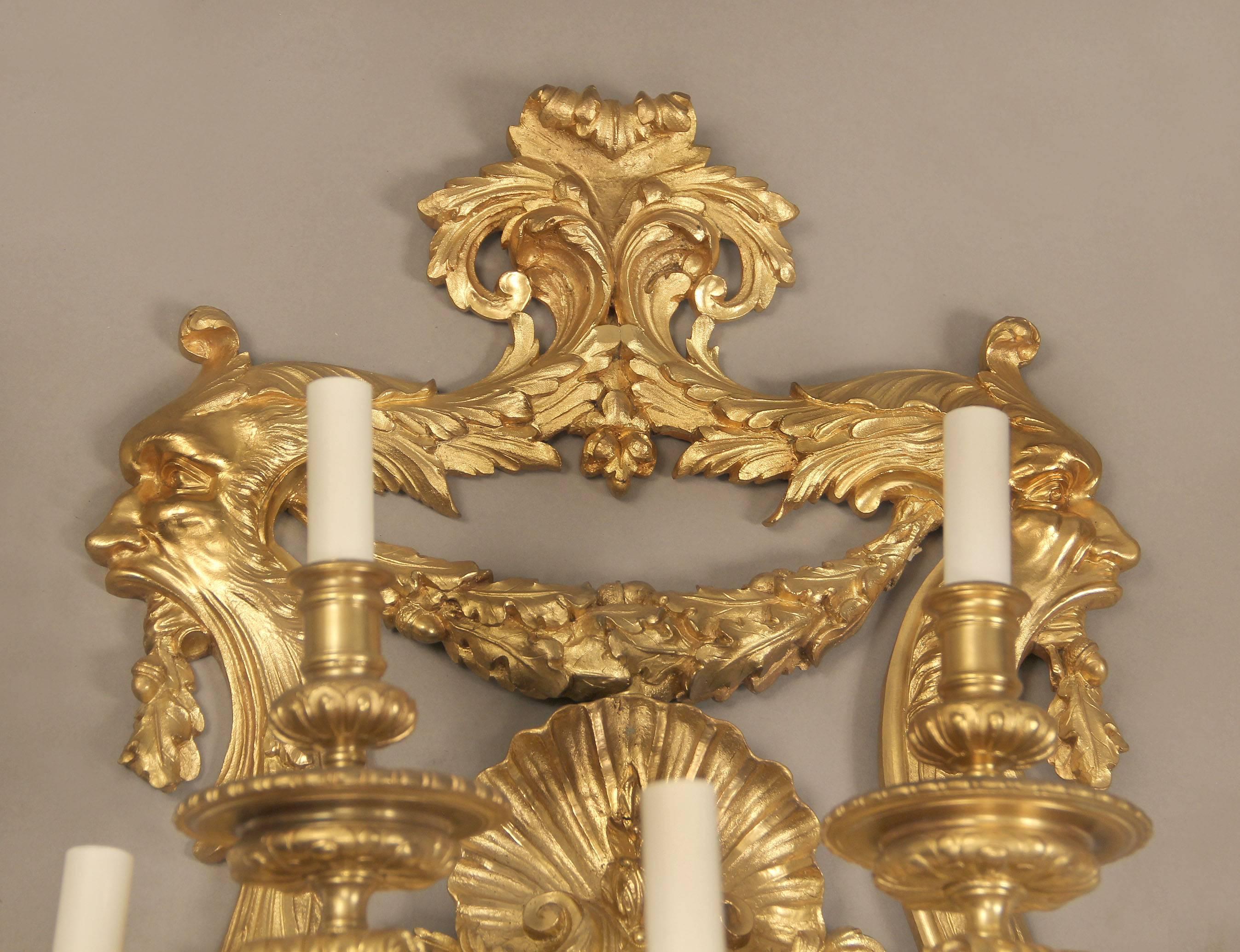 Français Ensemble de quatre importantes appliques à cinq lumières en bronze doré de la fin du XIXe siècle en vente