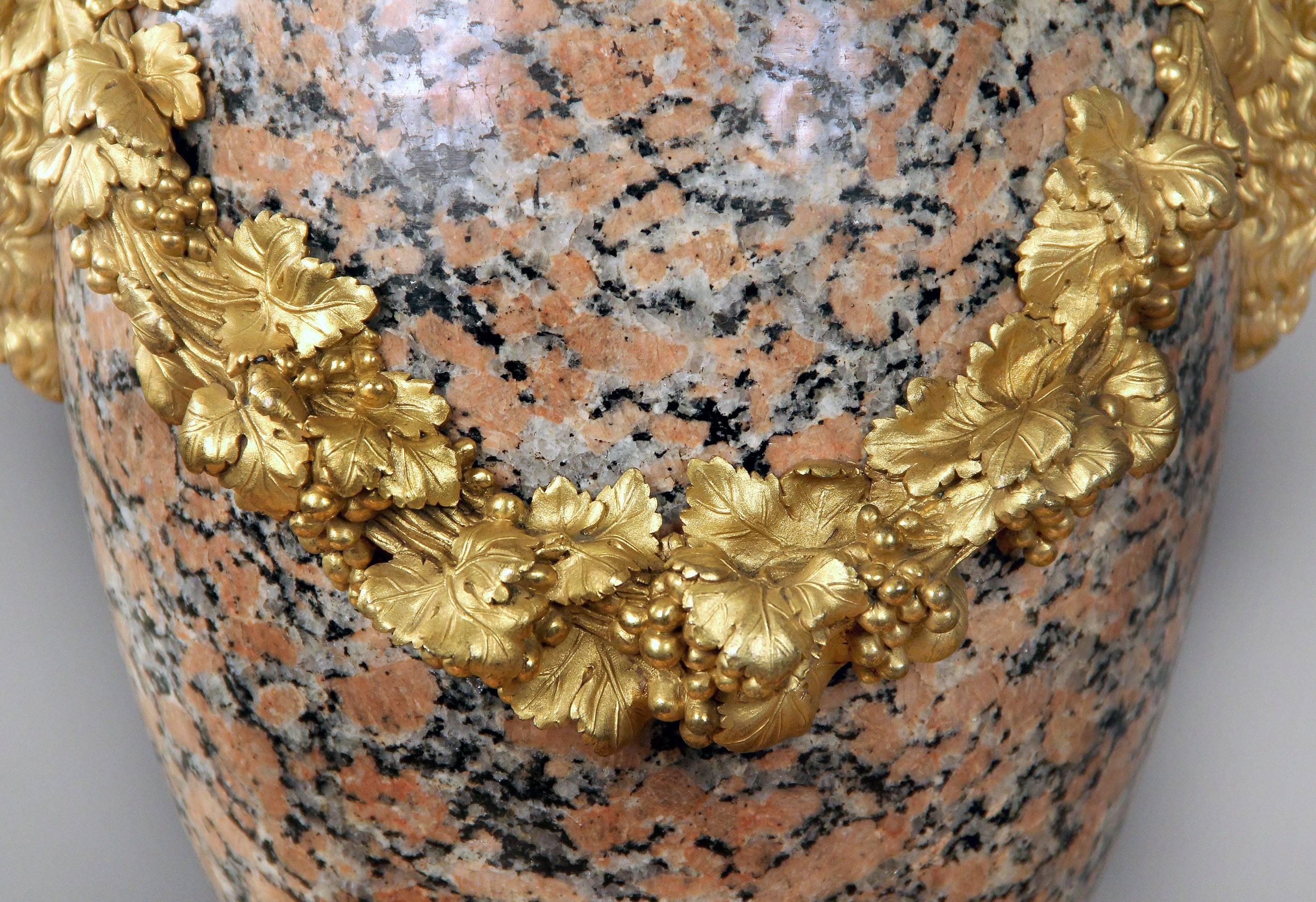 Français Magnifique paire de lampes en granit montées sur bronze doré de la fin du XIXe siècle en vente