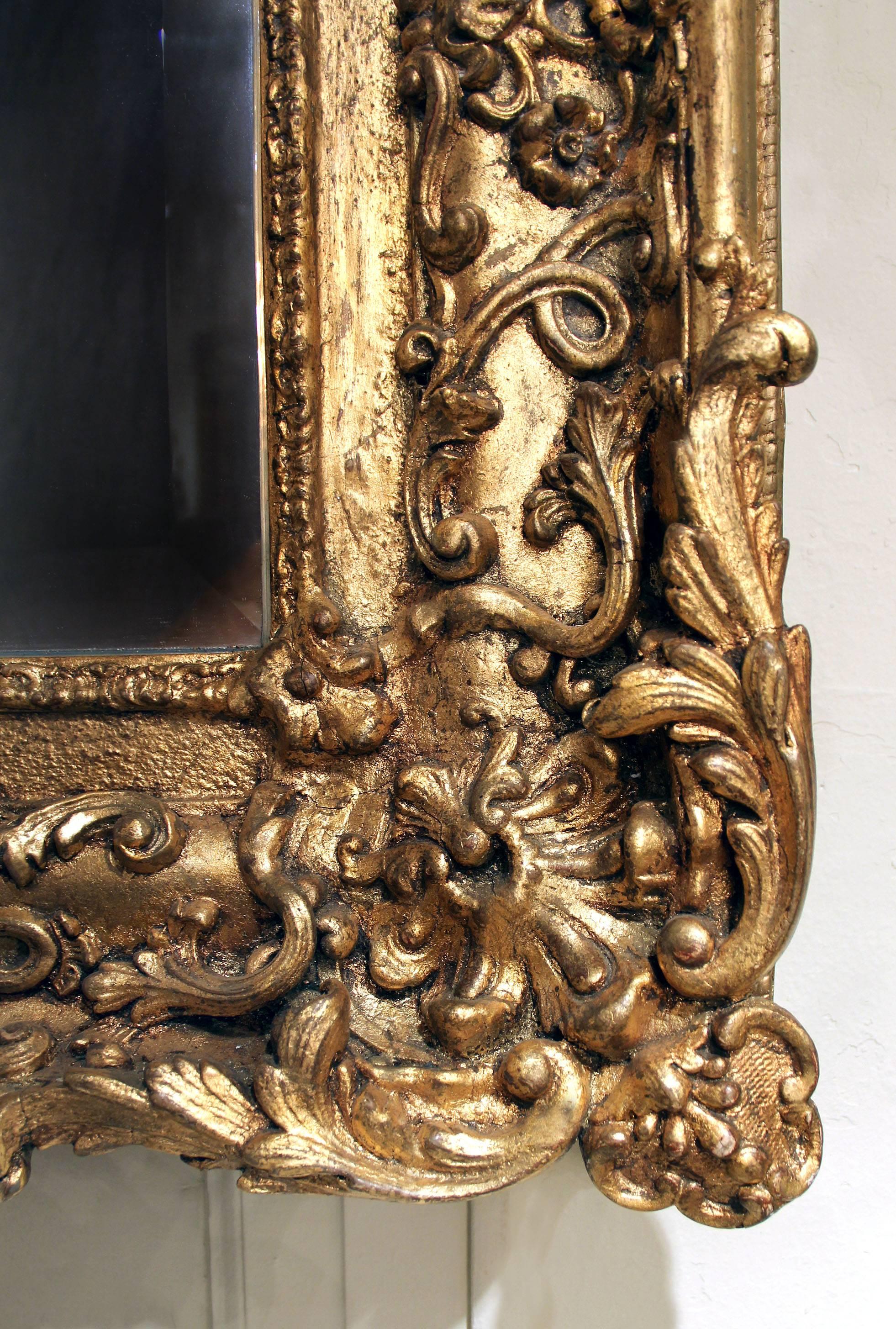 Français Grand et fantastique miroir biseauté en bois doré sculpté de la fin du XIXe siècle en vente