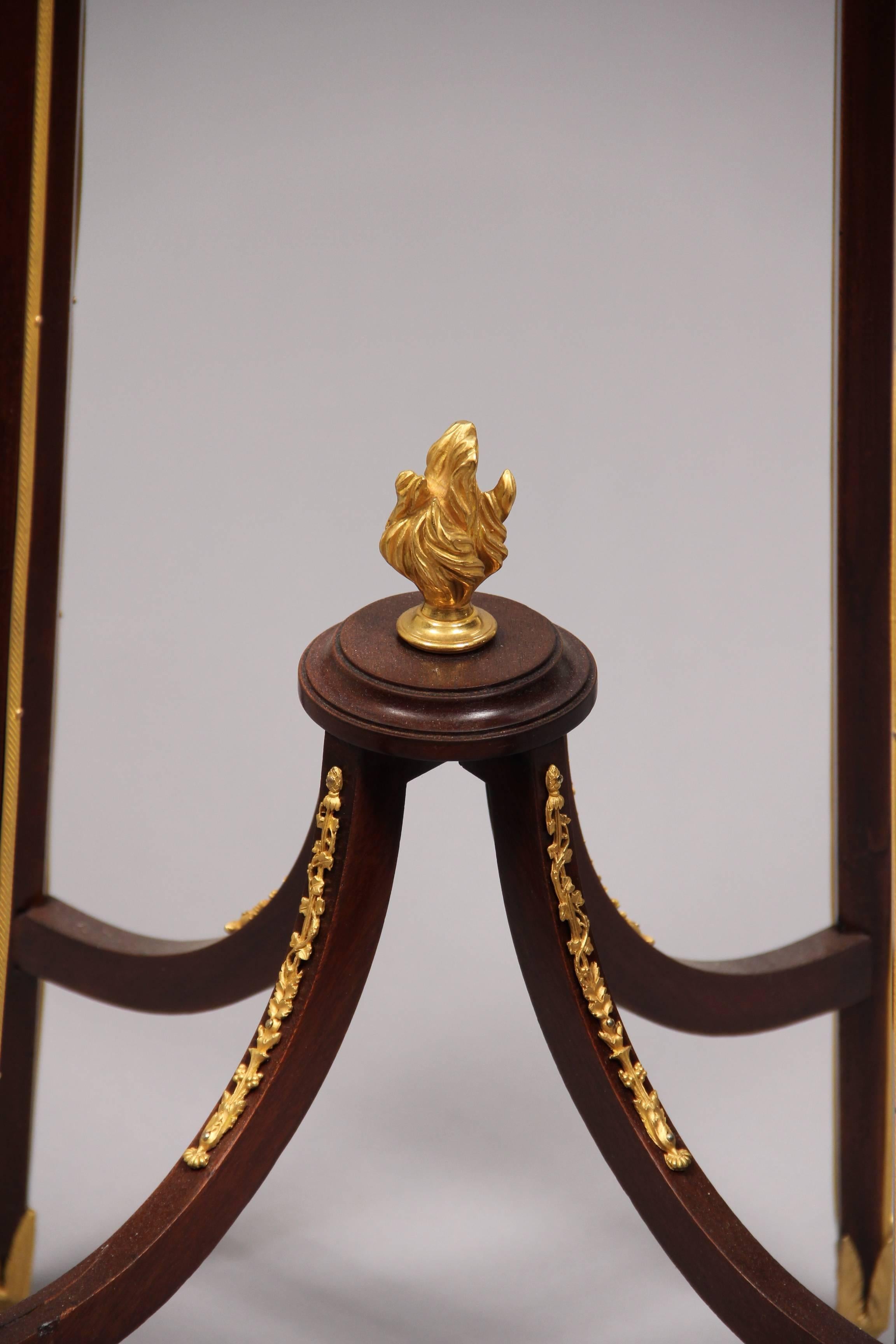 Français Très beau piédestal en bronze doré de la fin du 19ème siècle monté sur marbre et dessus en marbre en vente