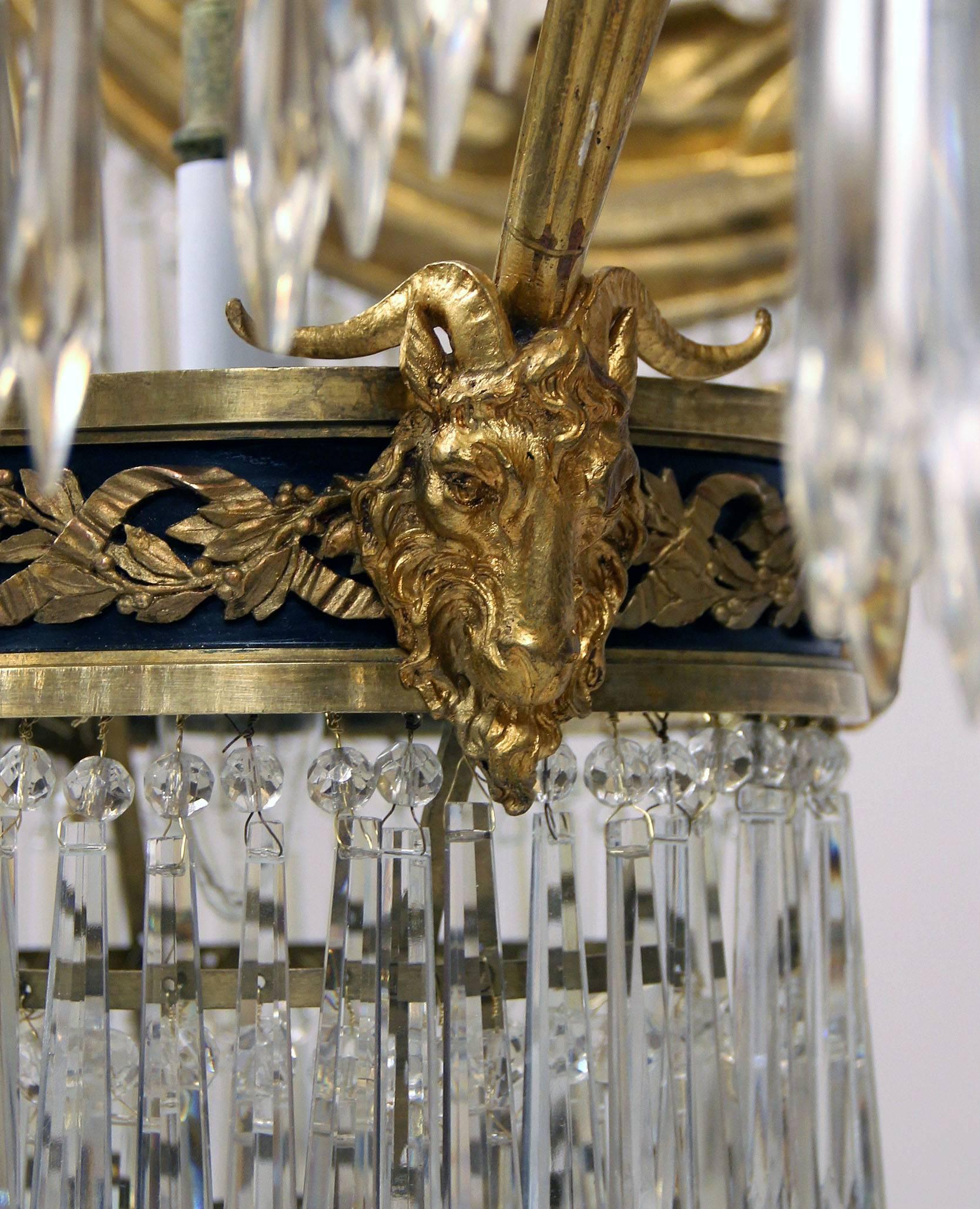 Atemberaubender Kronleuchter aus vergoldeter Bronze und tropfenförmigem Kristall, spätes 19. Jahrhundert im Angebot 1