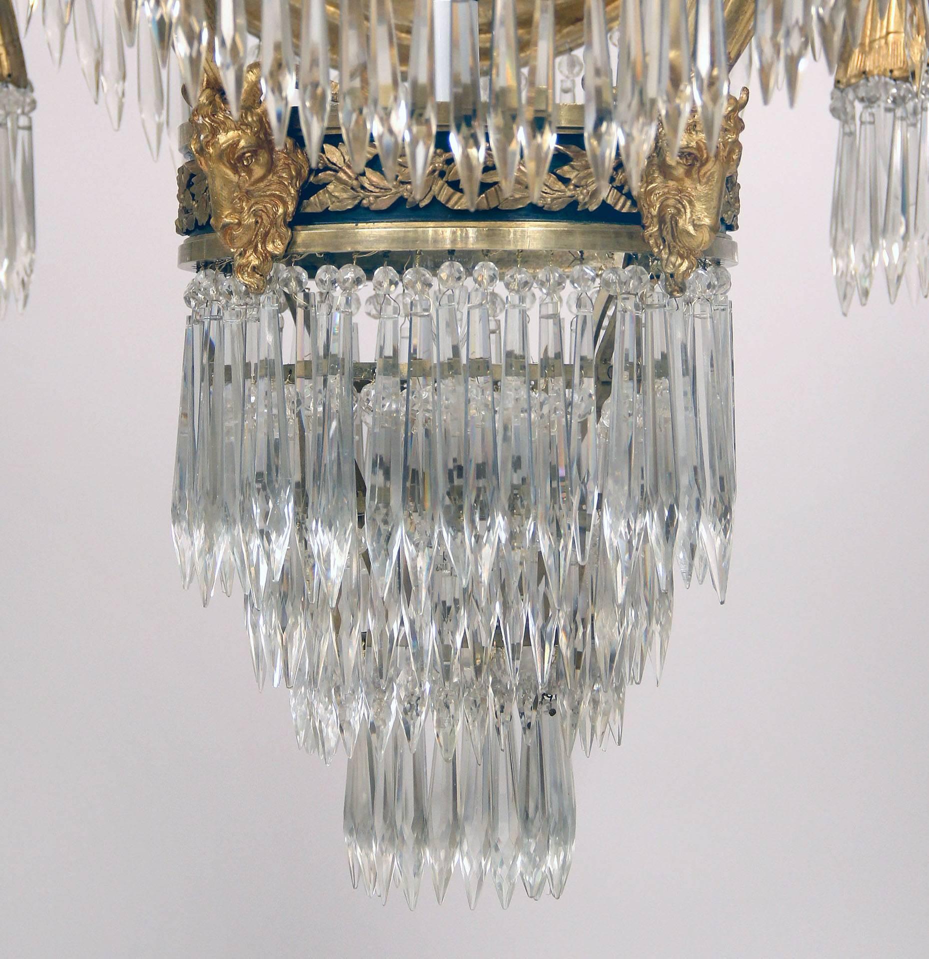 Atemberaubender Kronleuchter aus vergoldeter Bronze und tropfenförmigem Kristall, spätes 19. Jahrhundert im Zustand „Gut“ im Angebot in New York, NY