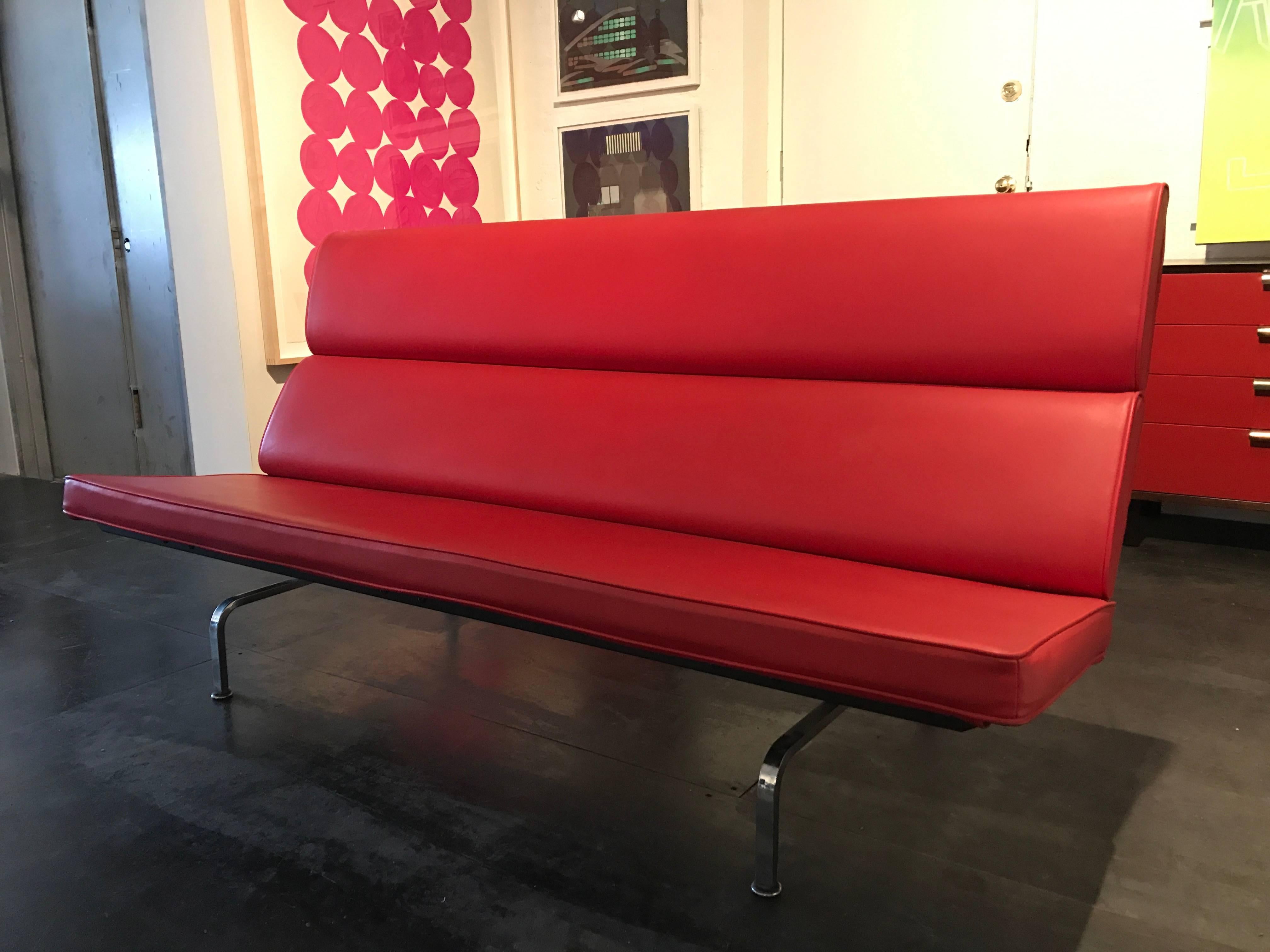 Charles Eames sofa compact, manufactured by Herman Miller. This example of this iconic sofa features red Alexander Girard Naugahyde.
Excellent condition.