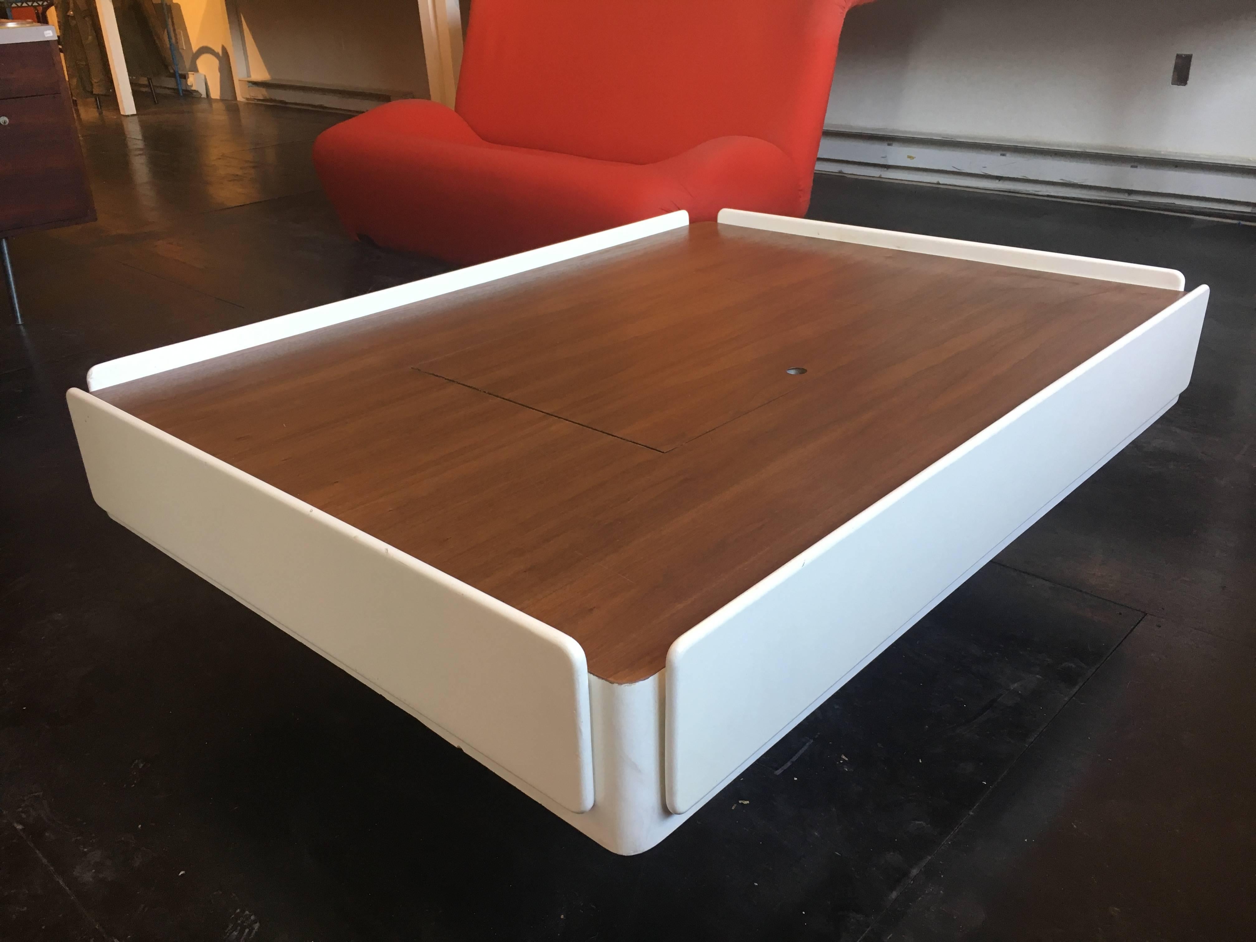 "Caori" coffee table designed by Vico Magistretti for Gavina / Knoll, 1961.
Each side opens for storage, as well as a large middle compartment.
White lacquer and walnut top.
Age appropriate wear.