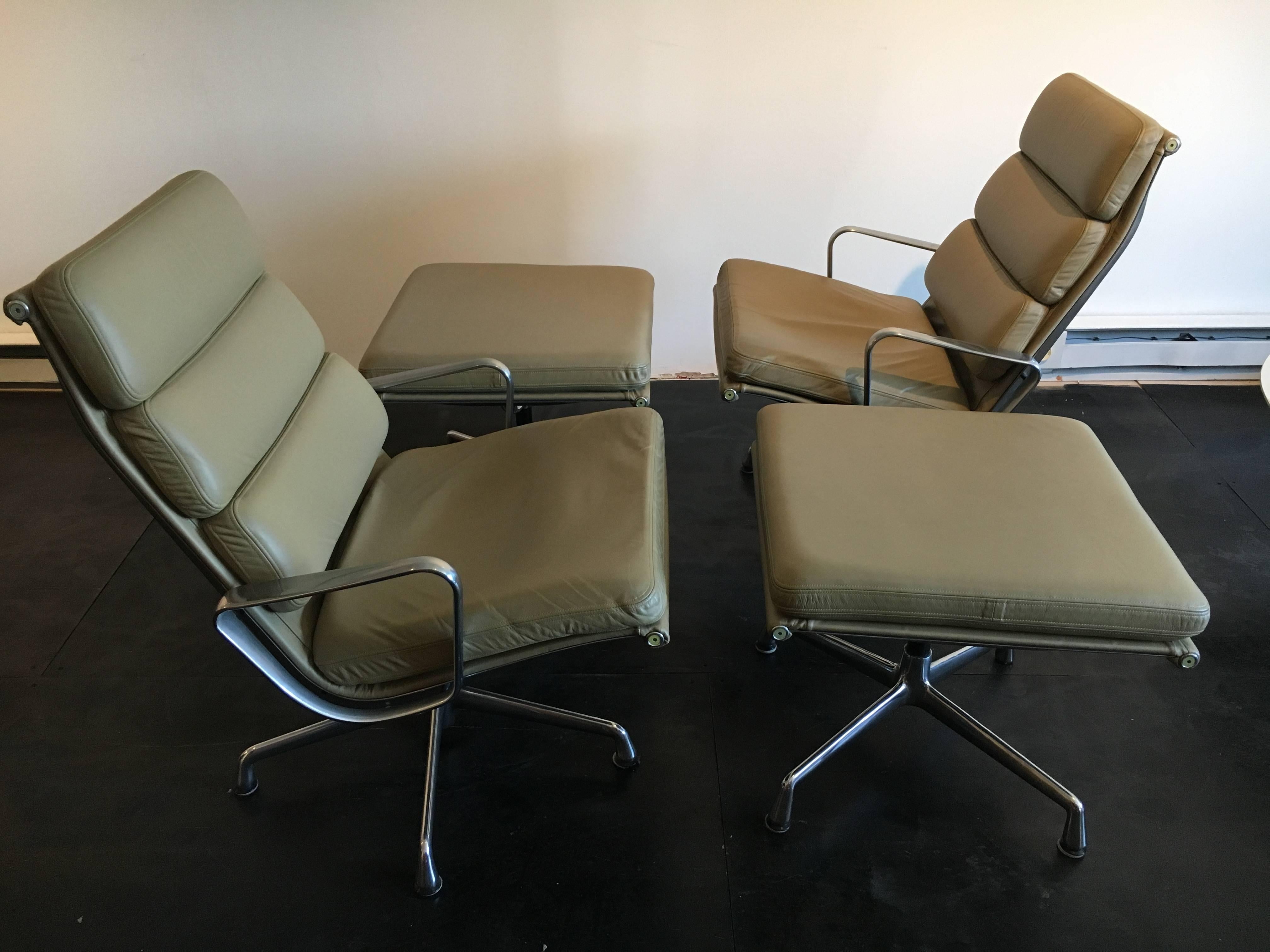 Mid-Century Modern Eames Soft Pad Aluminium Group Lounge Chairs with Ottomans, Pair, Herman Miller