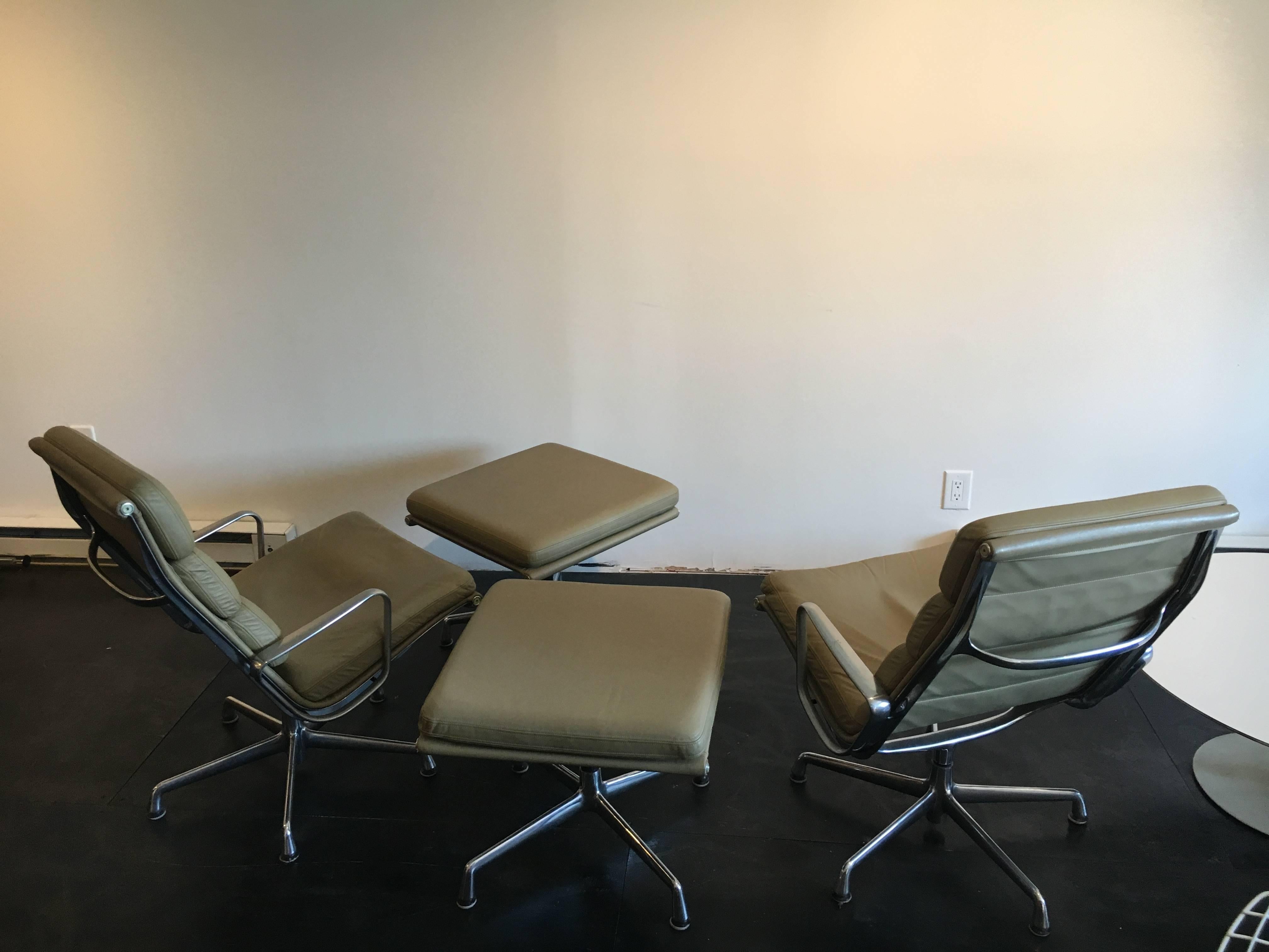 Eames Soft Pad Aluminium Group Lounge Chairs with Ottomans, Pair, Herman Miller In Excellent Condition In Brooklyn, NY