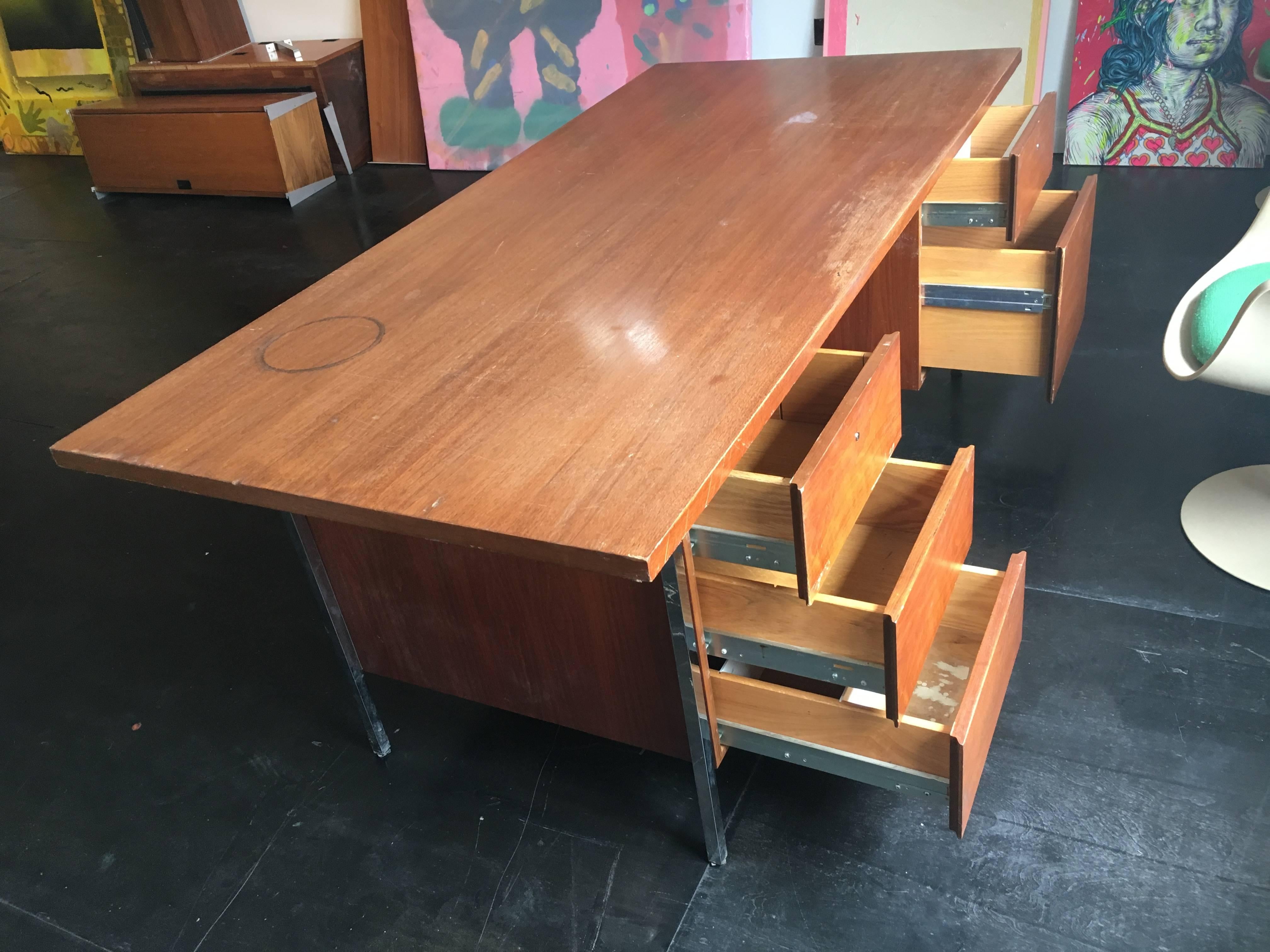 Florence Knoll Walnut Executive Desk for Knoll Associates, 1960 In Good Condition For Sale In Brooklyn, NY