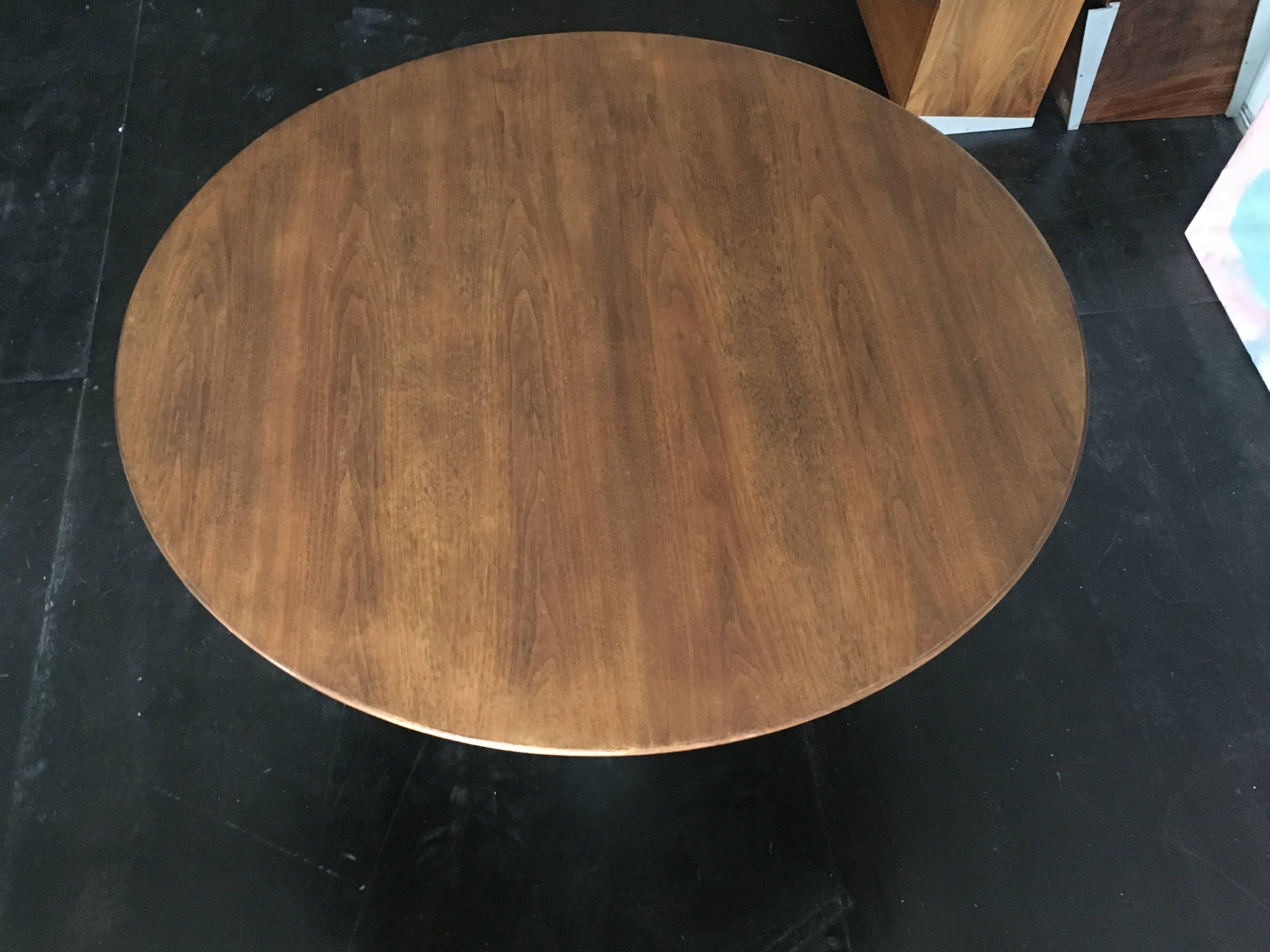 Eero Saarinen Walnut Tulip Dining Table for Knoll In Excellent Condition In Brooklyn, NY