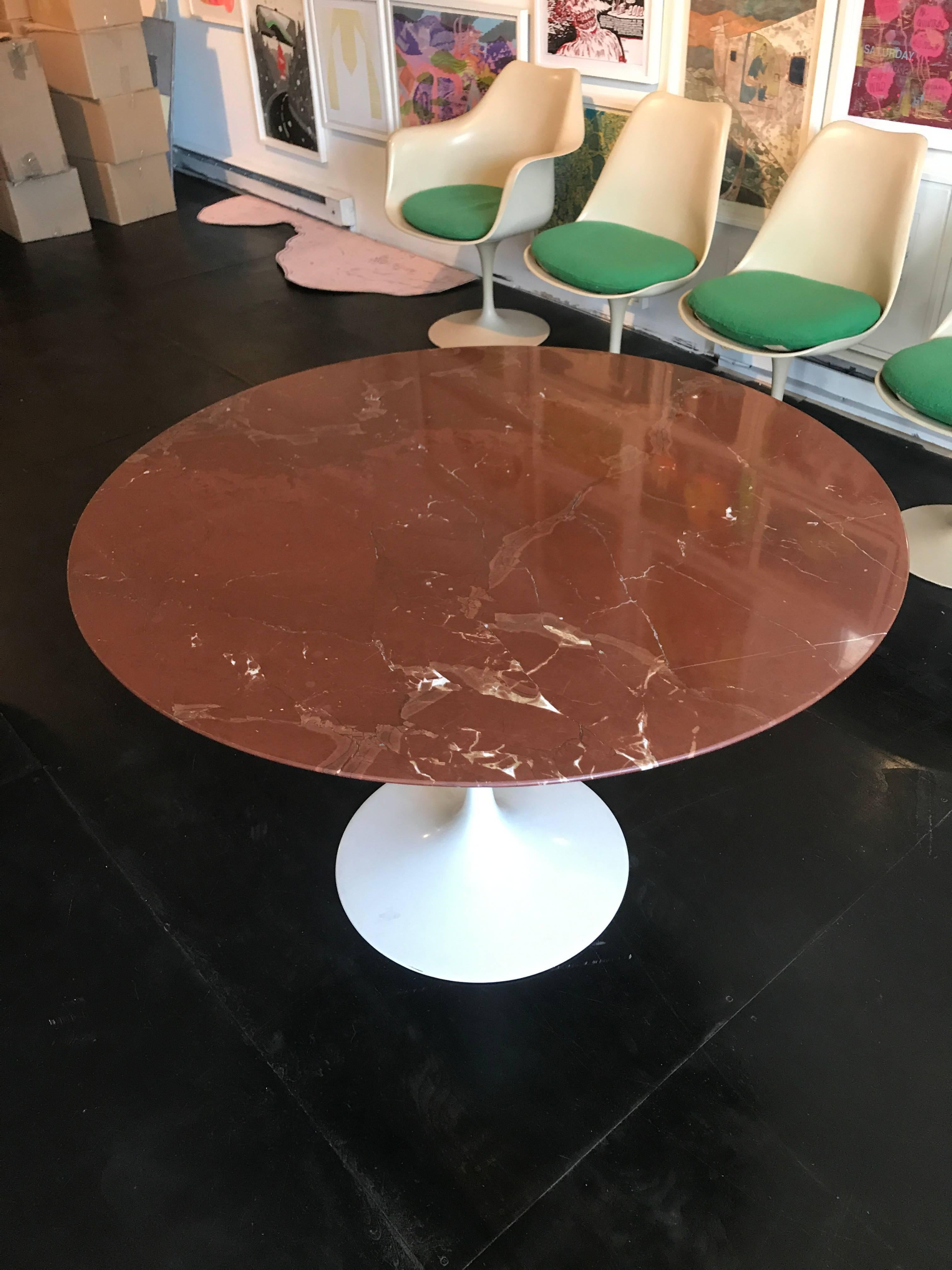 Red marble tulip table designed by Eero Saarinen, manufactured by Knoll.
Excellent condition.