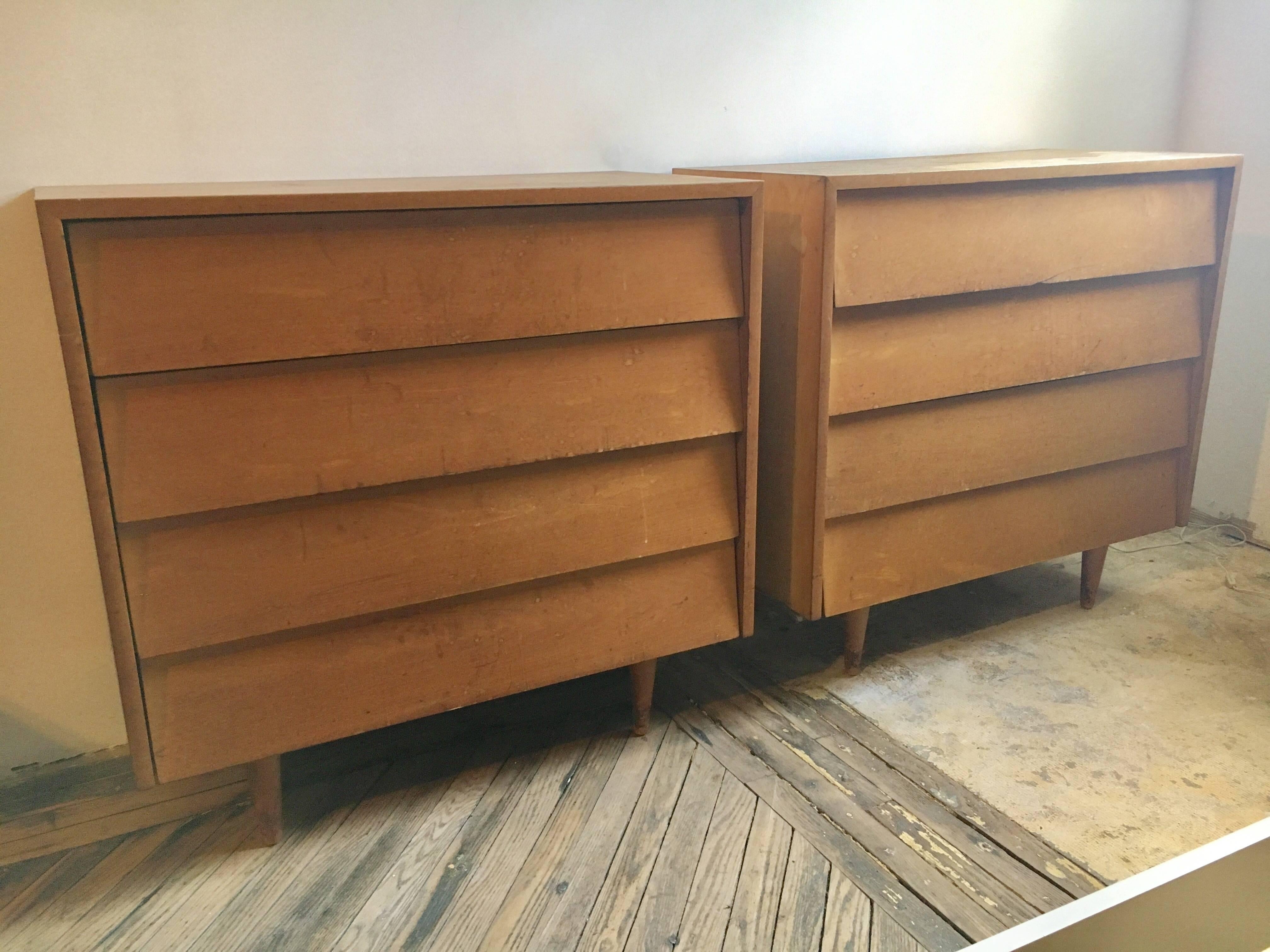 Mid-Century Modern Pair of Florence Knoll Four-Drawer Maple Chests For Sale