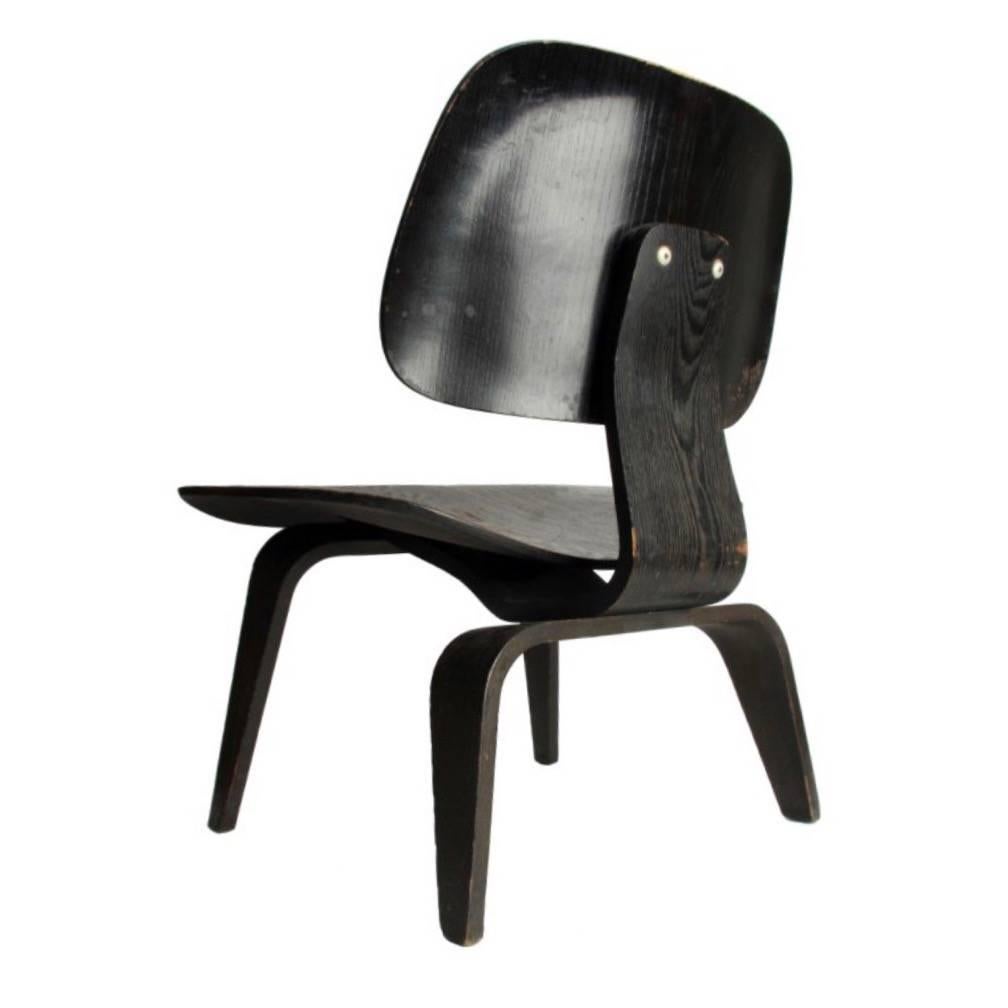 Mid-Century Modern Charles & Ray Eames Black Aniline LCW Chair Herman Miller For Sale