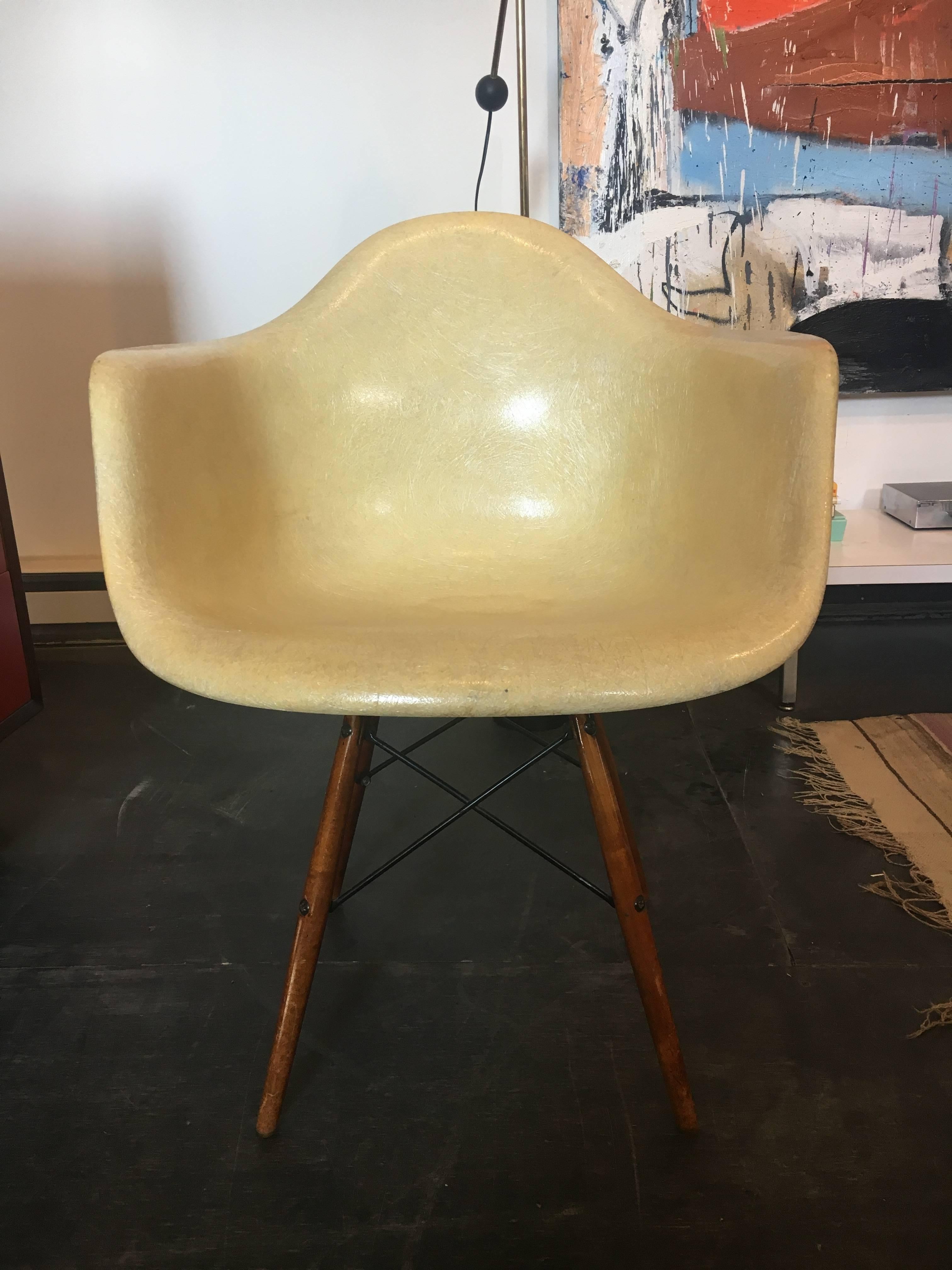 Charles & Ray Eames Dowel Leg Swivel Paw Armchair by Herman Miller, 1949 In Good Condition In Brooklyn, NY